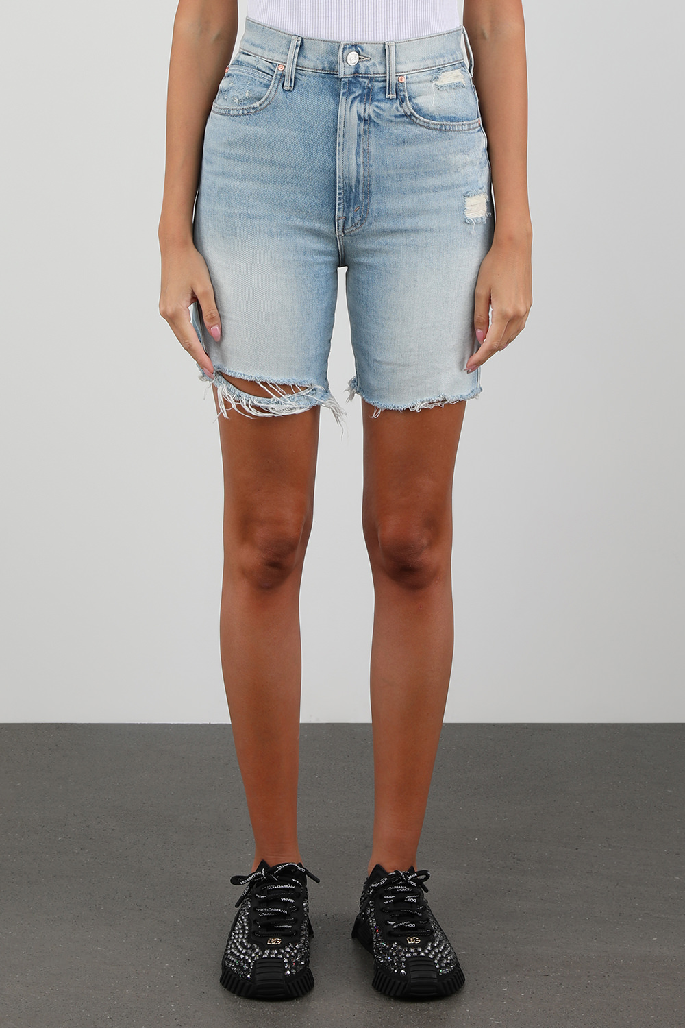 תמונת דוגמן קידמית של מכנסי ג'ינס קצרים דה סמוקינג בהירים