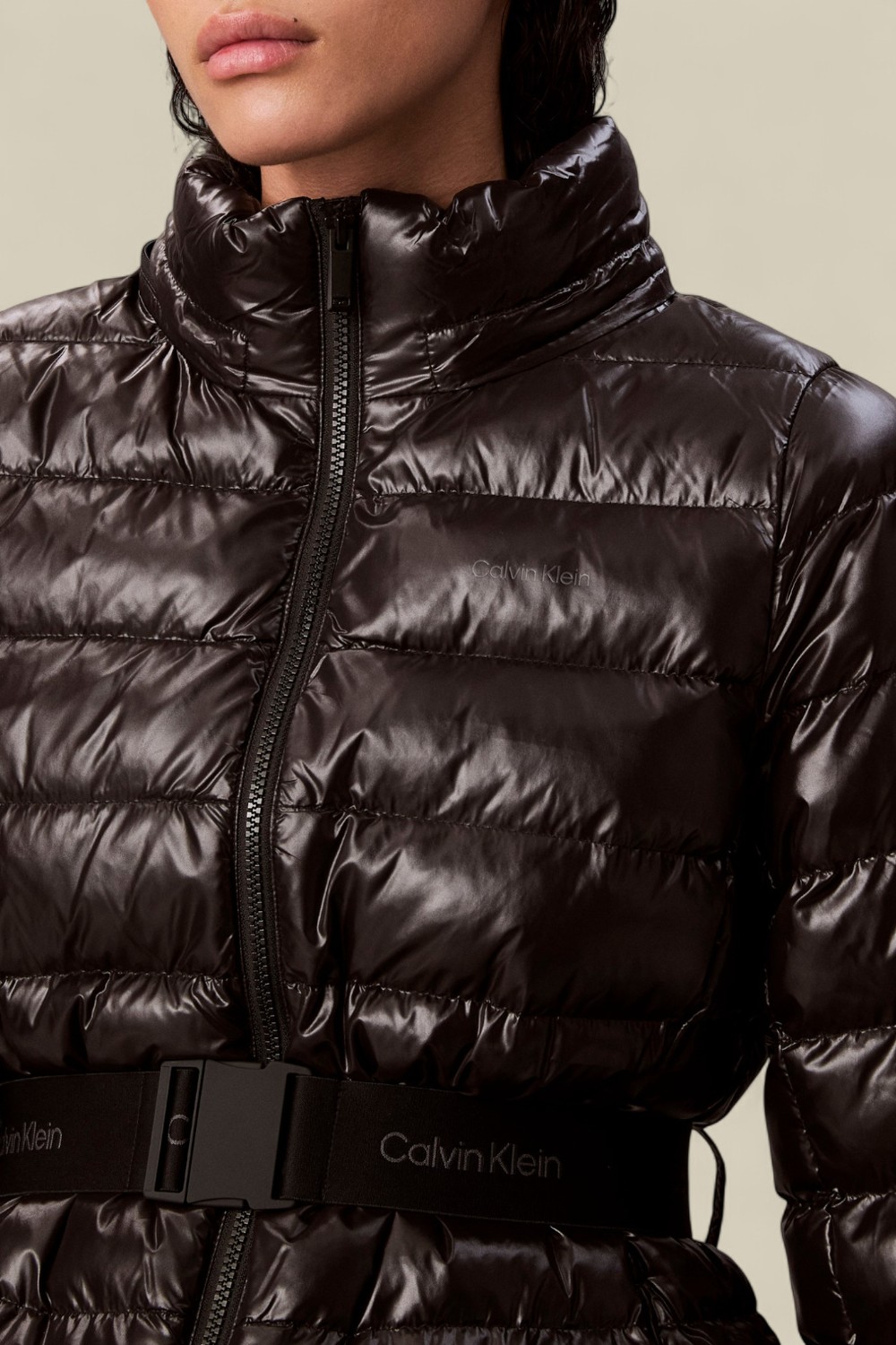 תמונת תקריב דוגמן של מעיל פוך עם חגורה