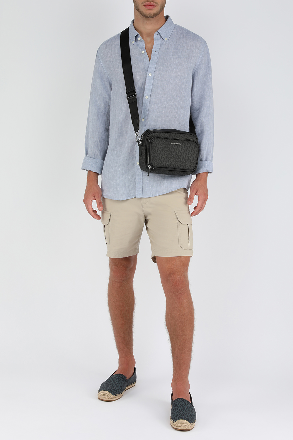 תמונת דוגמן קידמית של תיק מסנג'ר שחור מונוגרמי