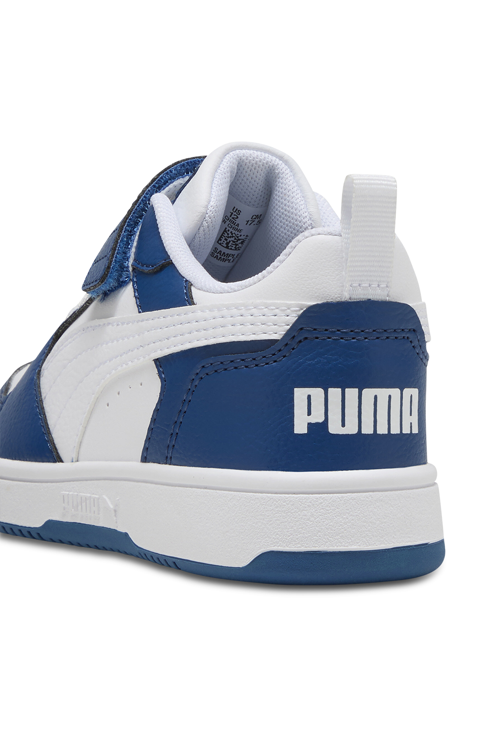 תמונת תקריב של נעלי סניקרס ריבאונד וי 6