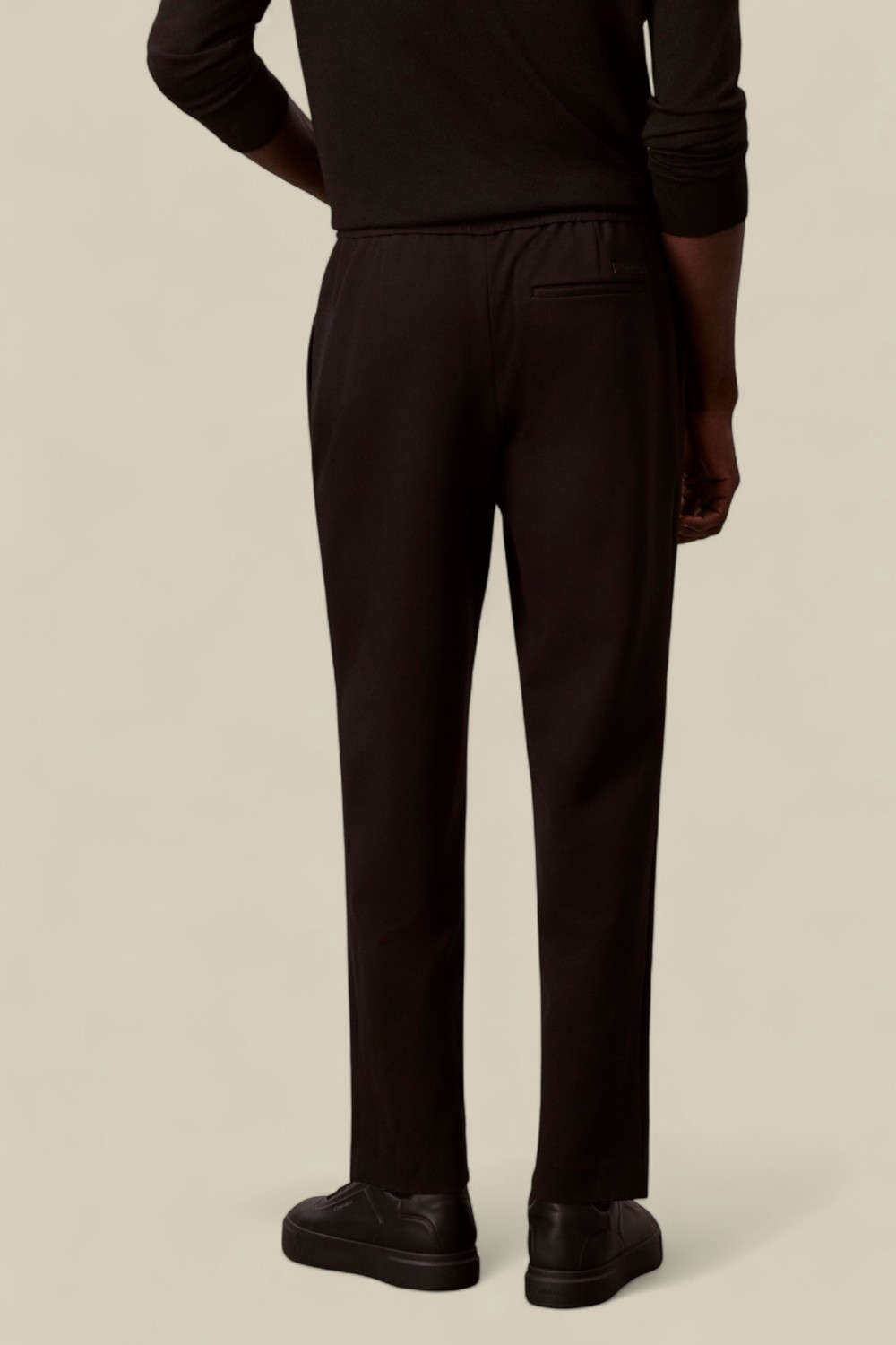 תמונת דוגמן אחורית של מכנסיים מחויטים