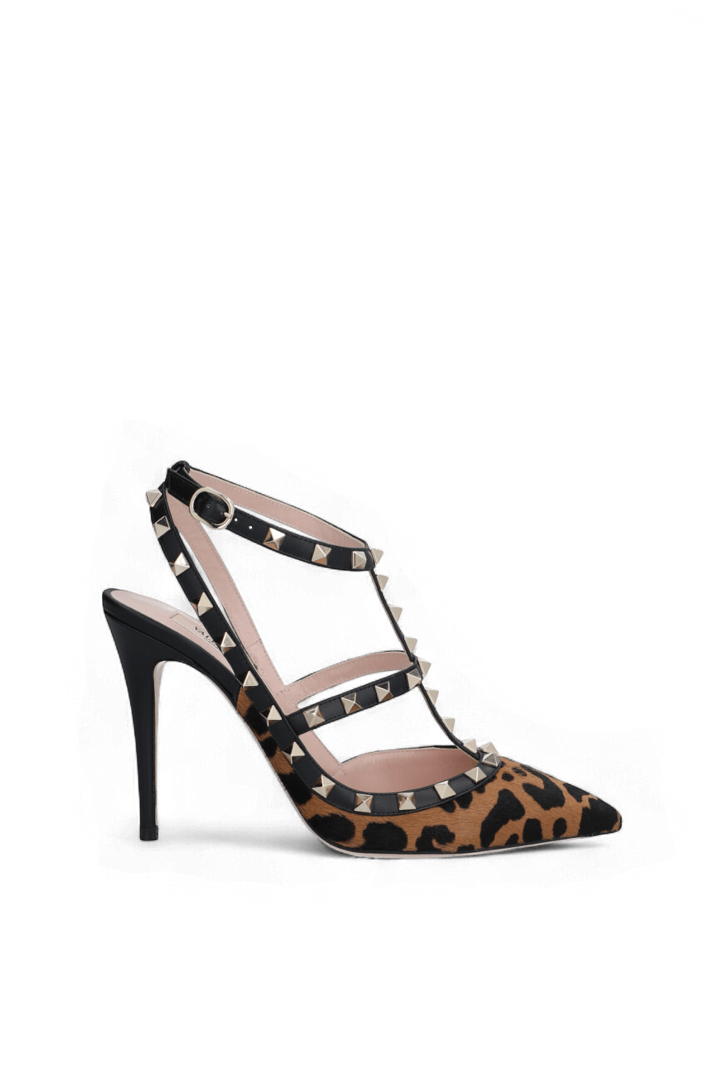 תמונה קידמית של נעלי עקב מנומרות