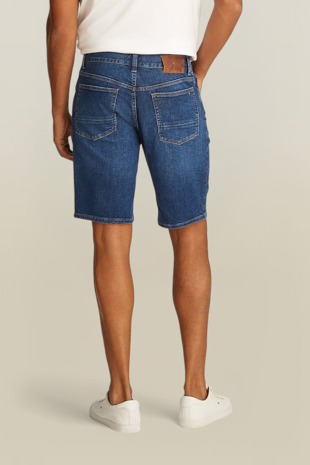 תמונת דוגמן אחורית של מכנסי ג'ינס קצרים סלים פיט