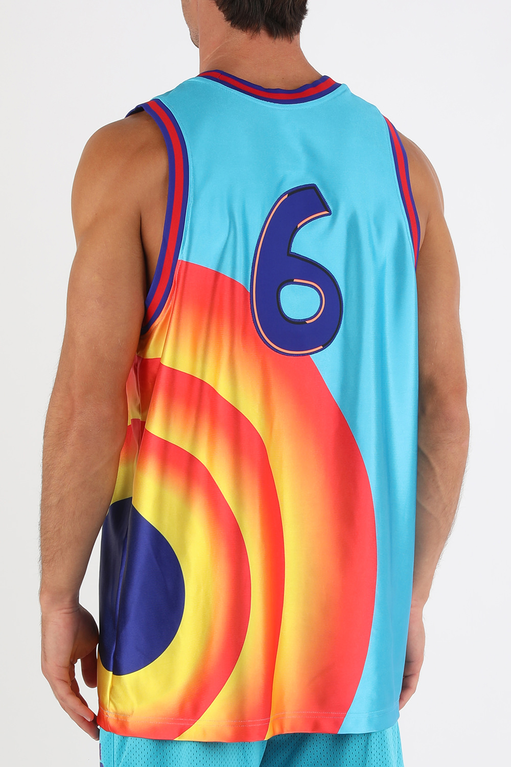 תמונת דוגמן אחורית של נייקי X ספייס ג'אם 2 גופייה עם הדפס ססגוני