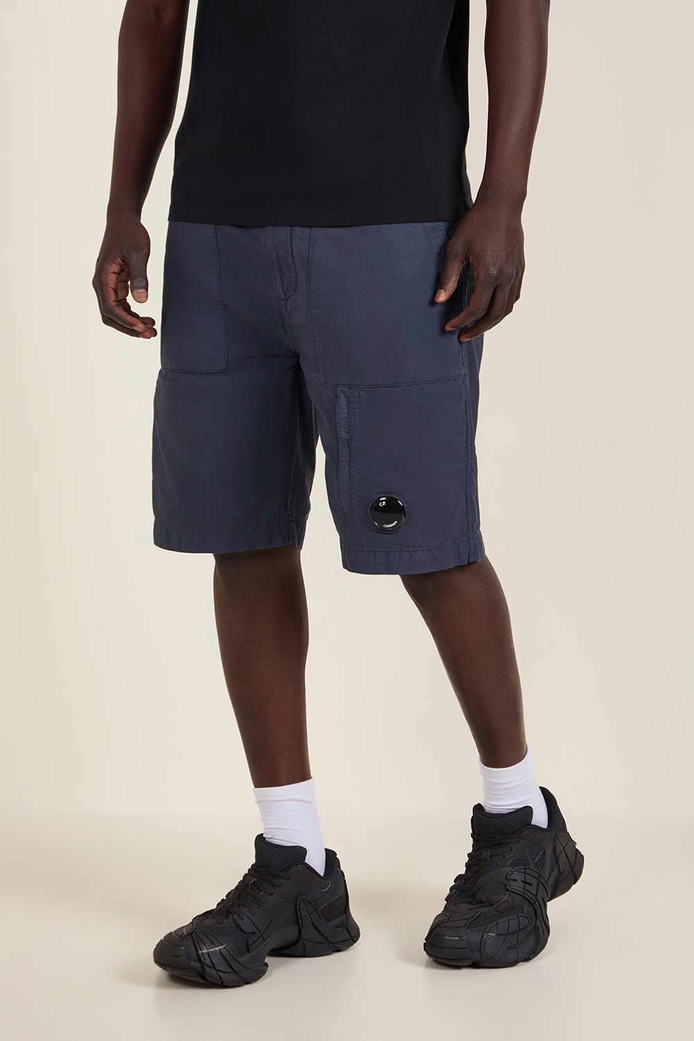 תמונת דוגמן קידמית של מכנסי ג'ינס ברמודה