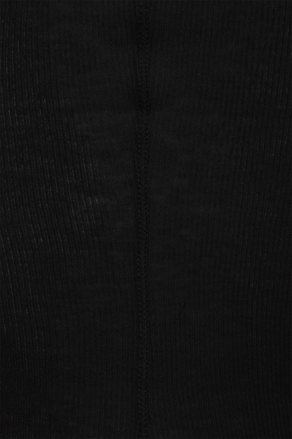 תמונה אחורית של גופייה שחורה