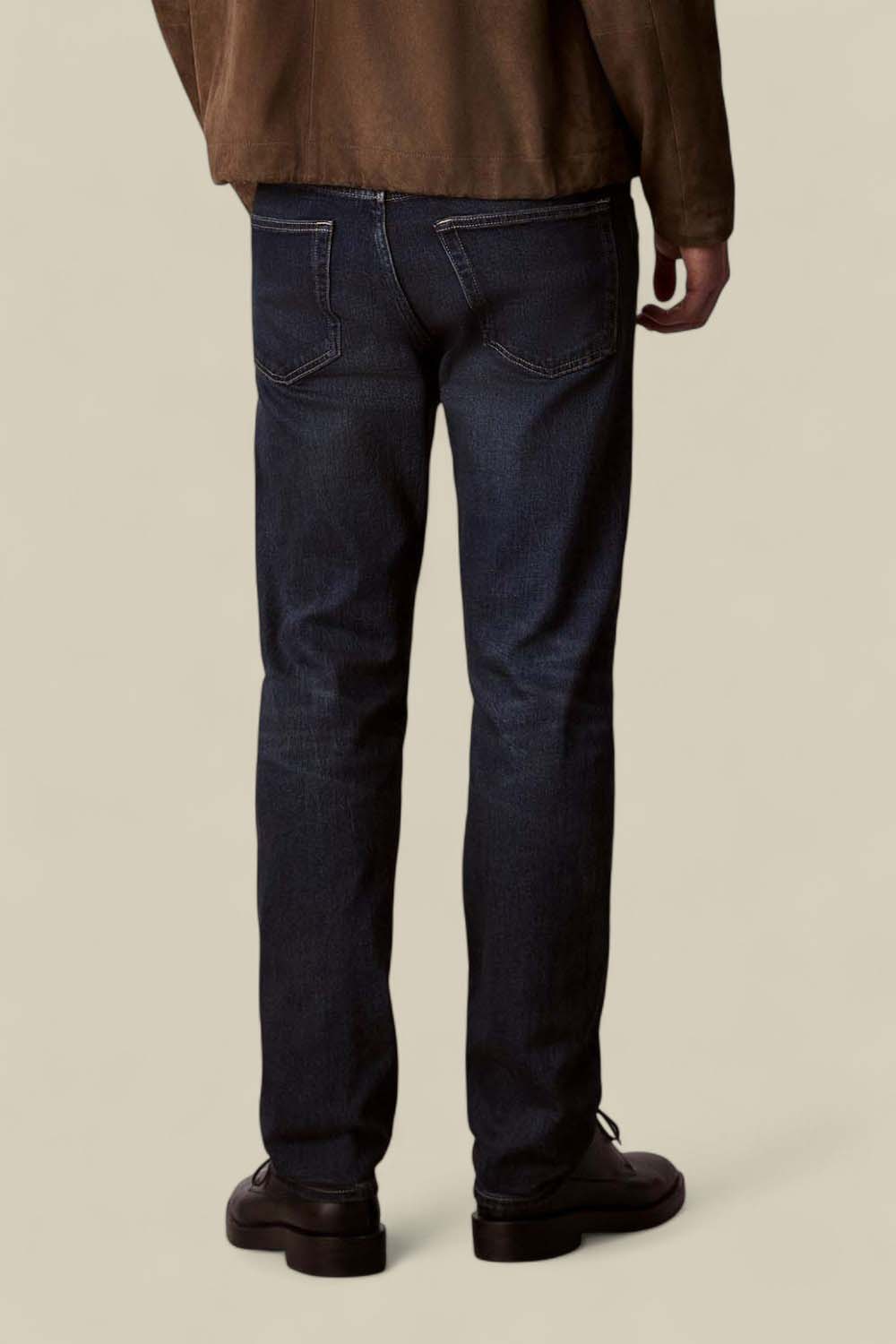 תמונת דוגמן אחורית של מכנסי ג'ינס בגזרה ישרה