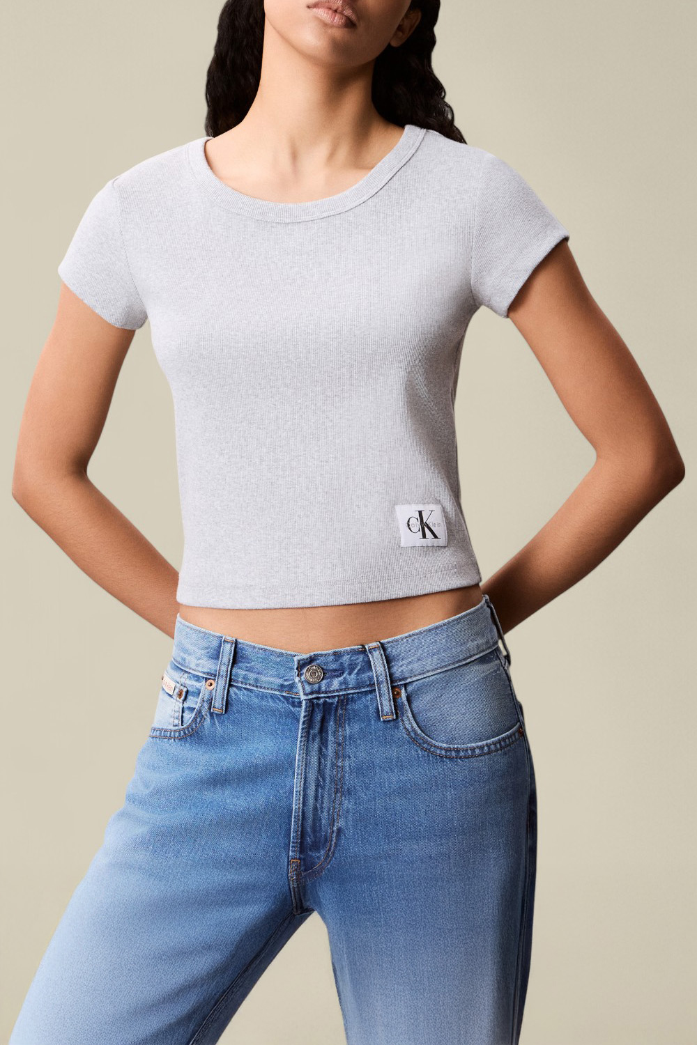 תמונת דוגמן קידמית של חולצת בייבי טי