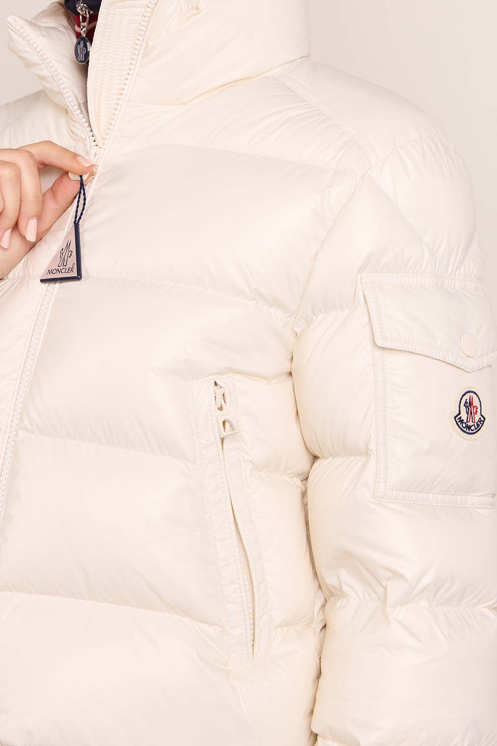 תמונת תקריב דוגמן של מעיל פוך פטרה