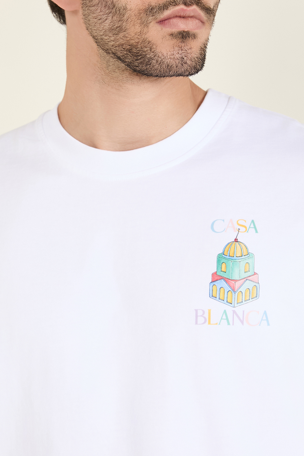 תמונת תקריב דוגמן של חולצת טי מכותנה אורגנית