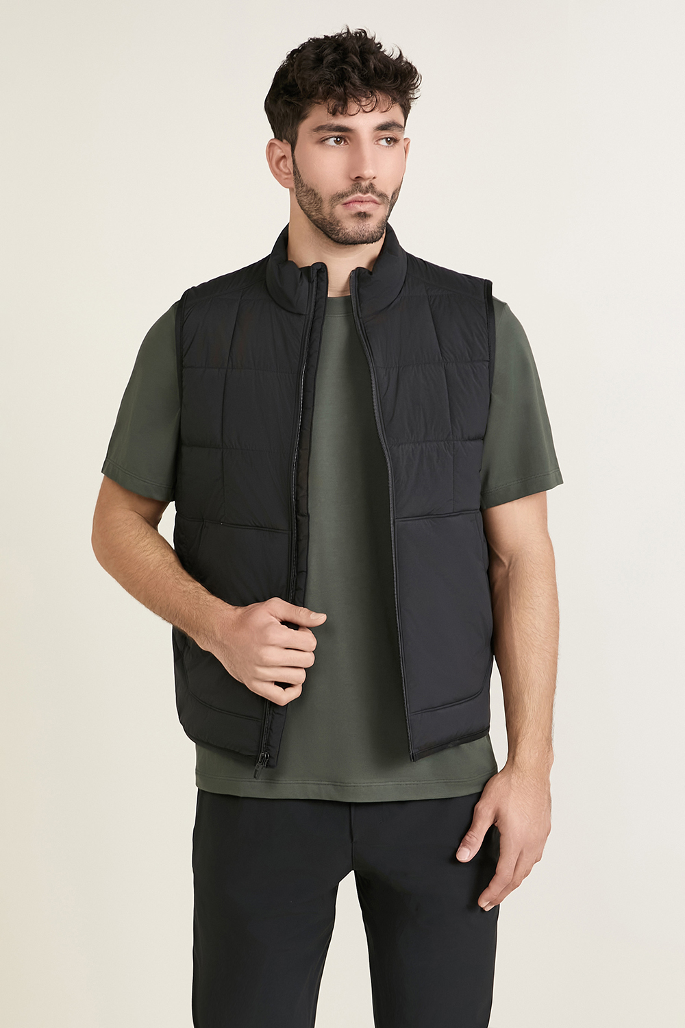 תמונת דוגמן קידמית של Route Ready Lightweight Insulated Vest