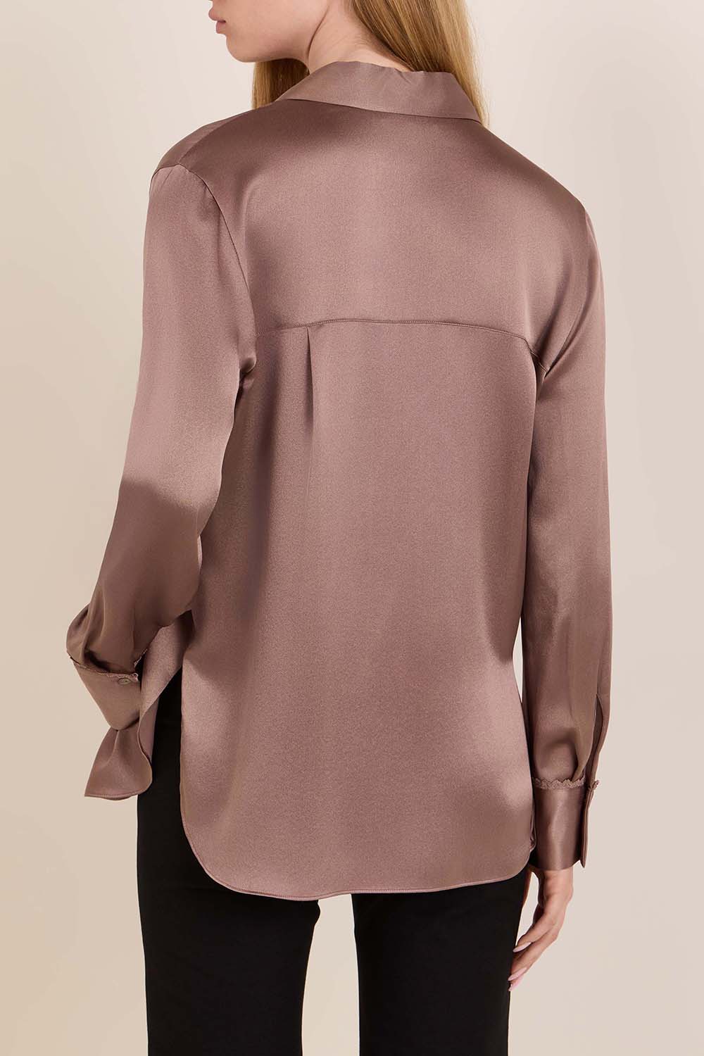 תמונת דוגמן אחורית של חולצת כפתורים עם תחרה בצווארון
