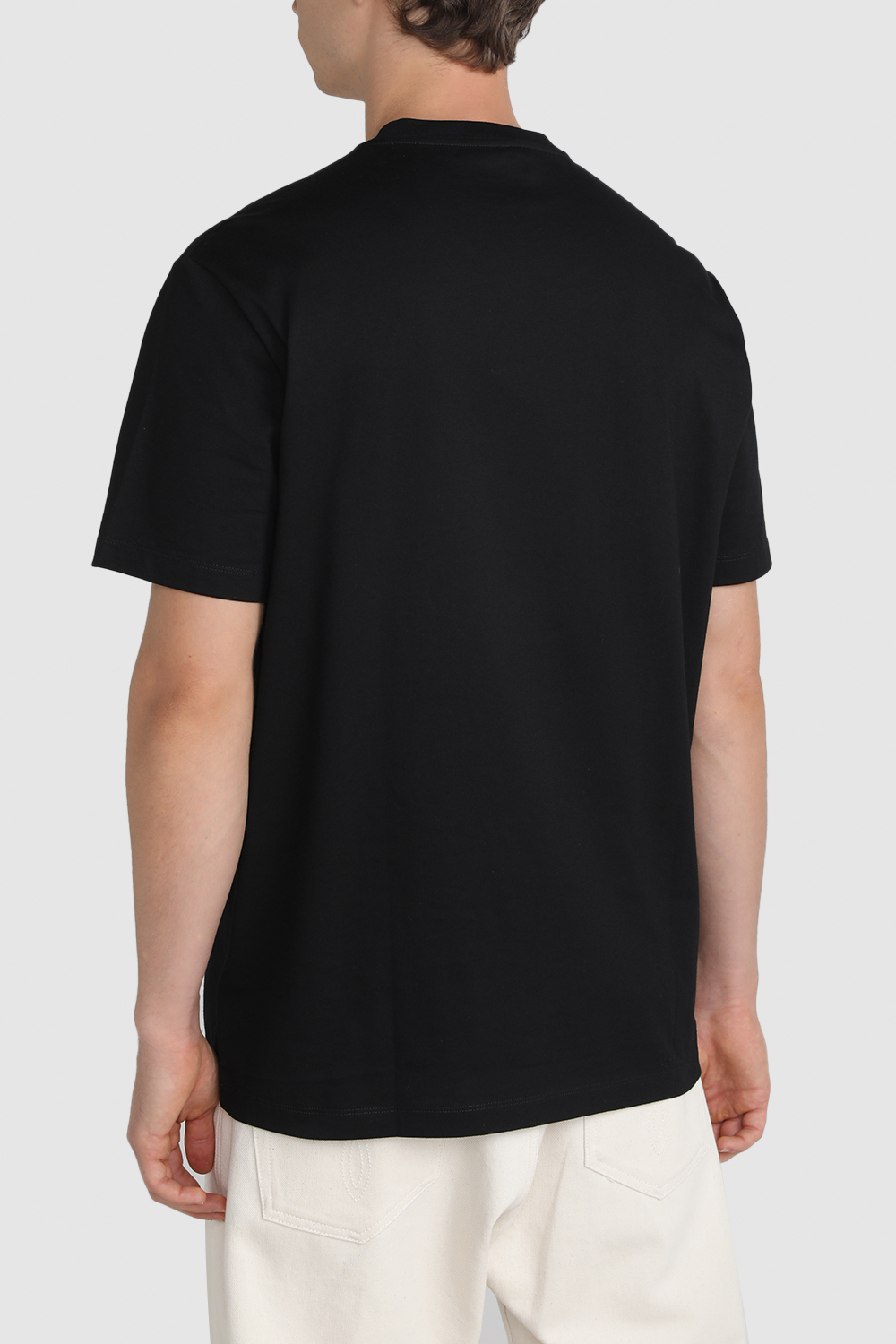 תמונת דוגמן אחורית של חולצת טי עם לוגו ברקמת חבלים