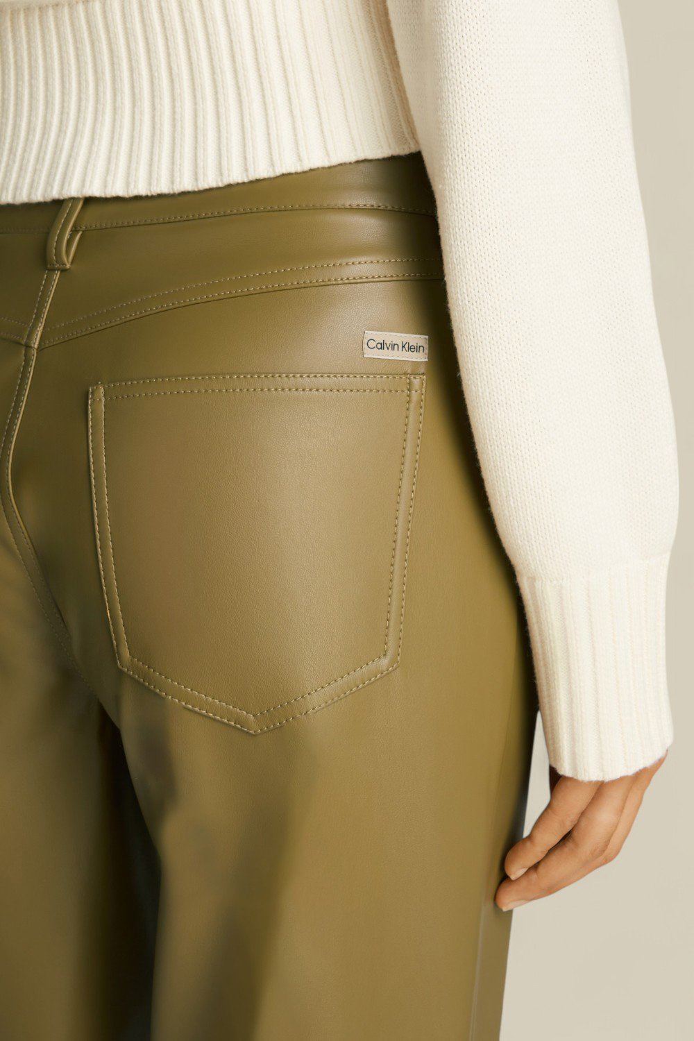 תמונת תקריב דוגמן של מכנסיים מעור טבעוני