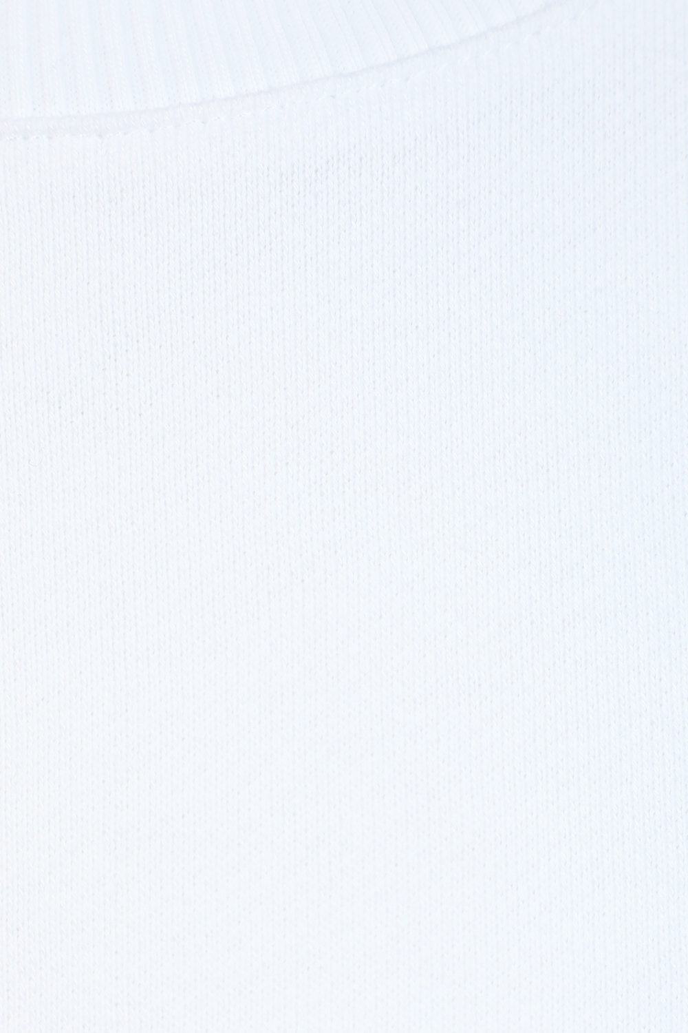 תמונה אחורית של חולצת טי לבנה בגזרת אוברסייז