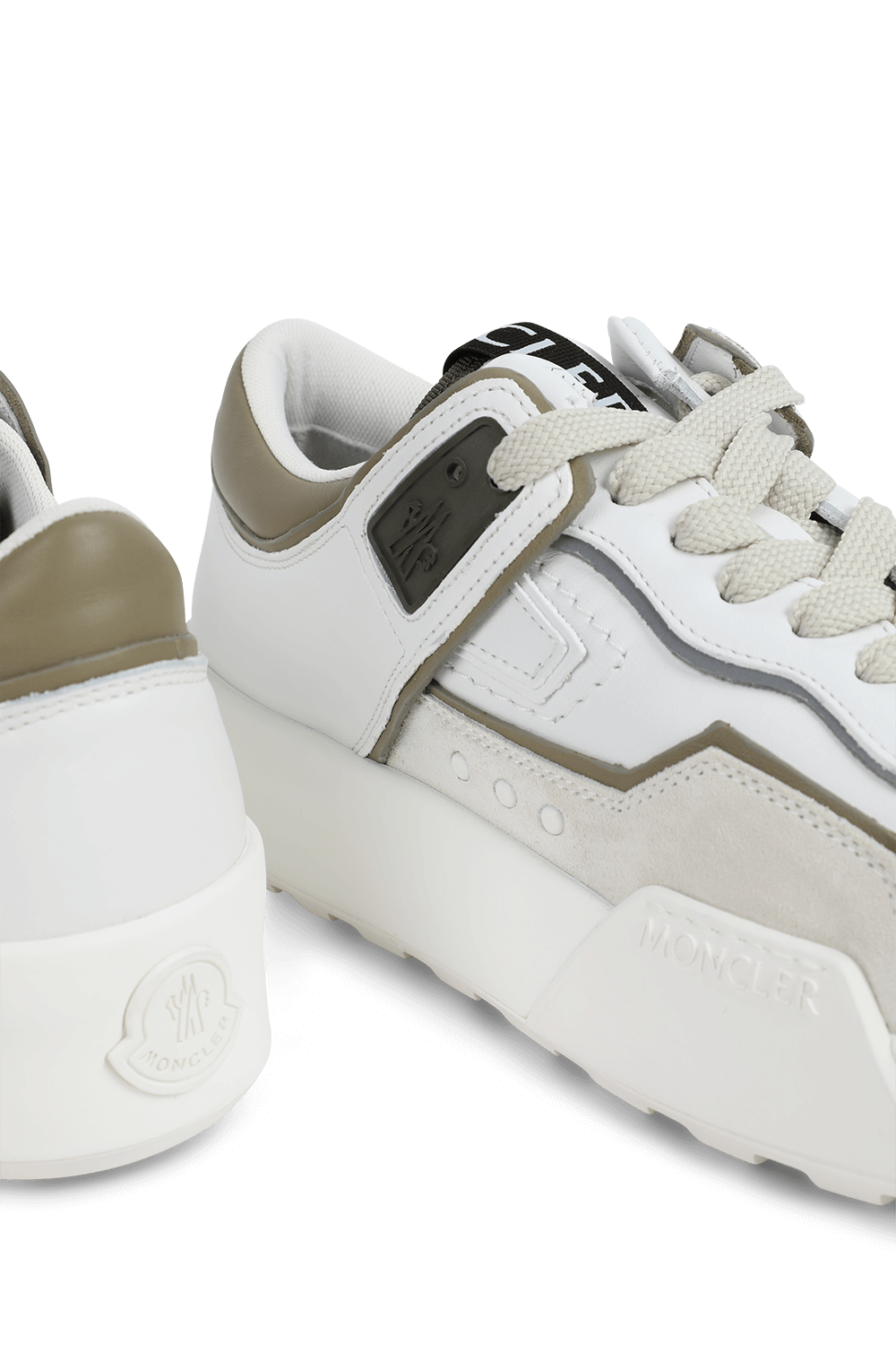 תמונת תקריב של נעלי סניקרס פרומיקס ספייס