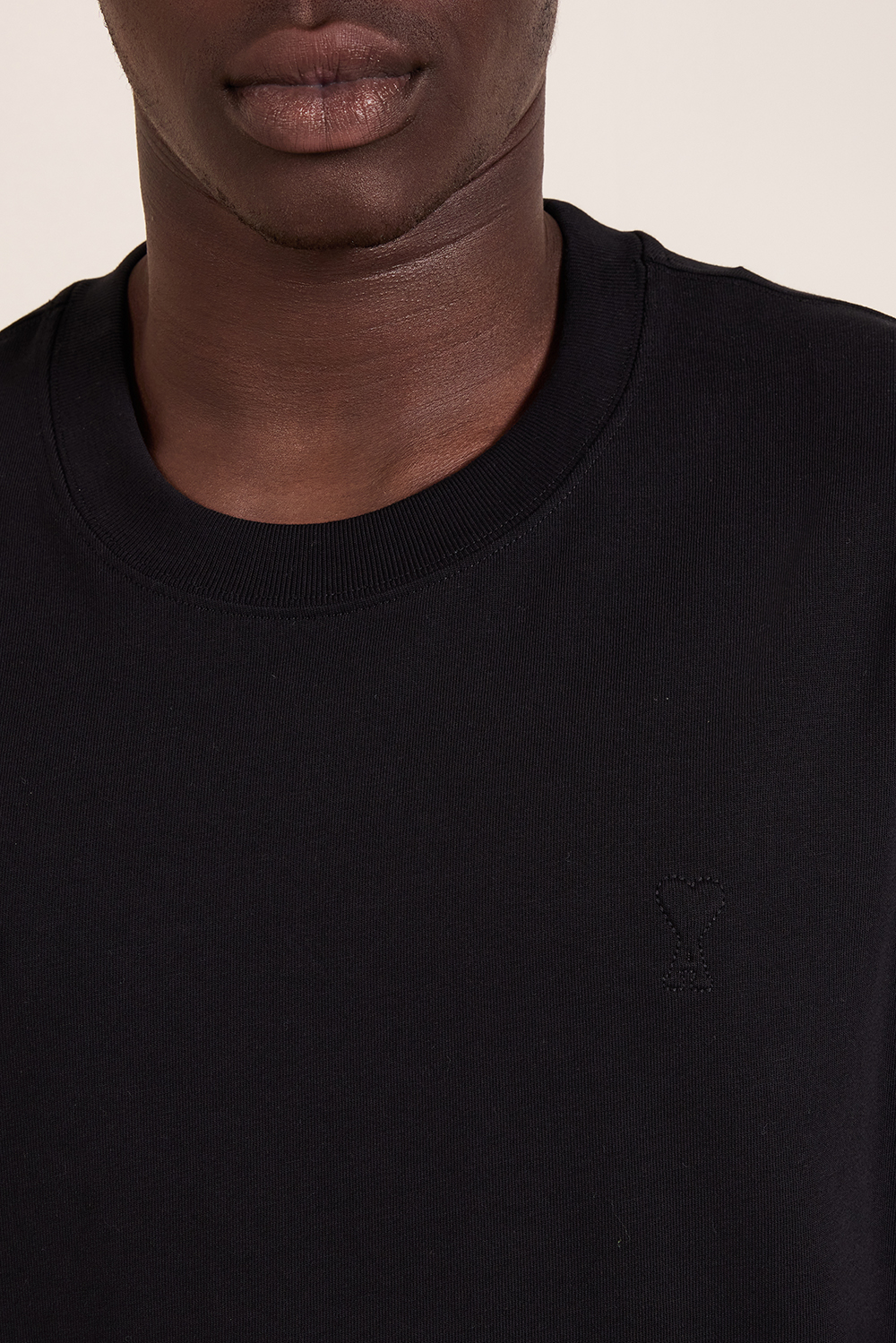 תמונת תקריב דוגמן של חולצת טי