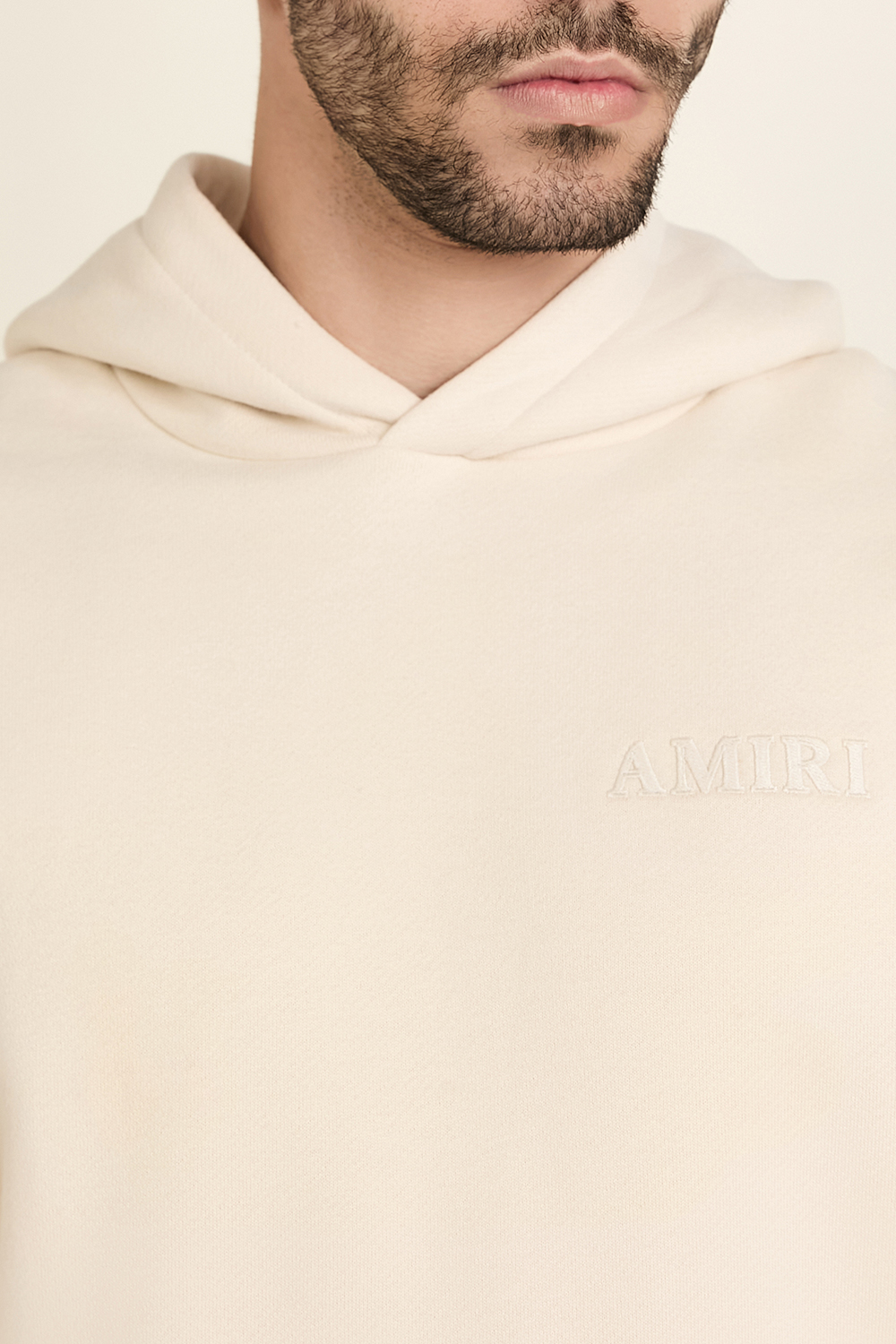 תמונת תקריב דוגמן של סווטשירט קפוצ'ון