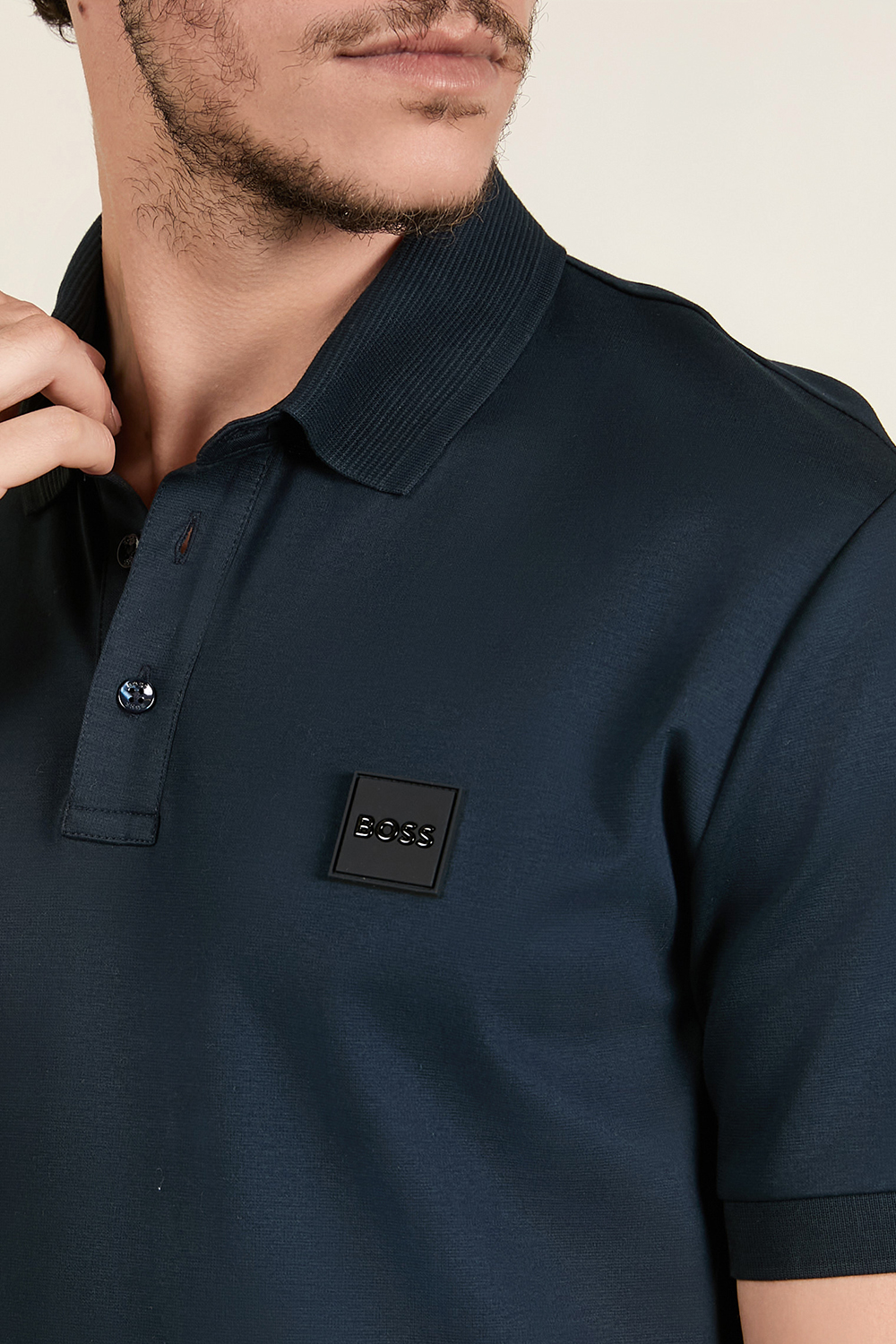 תמונת תקריב דוגמן של חולצת פולו קצרה