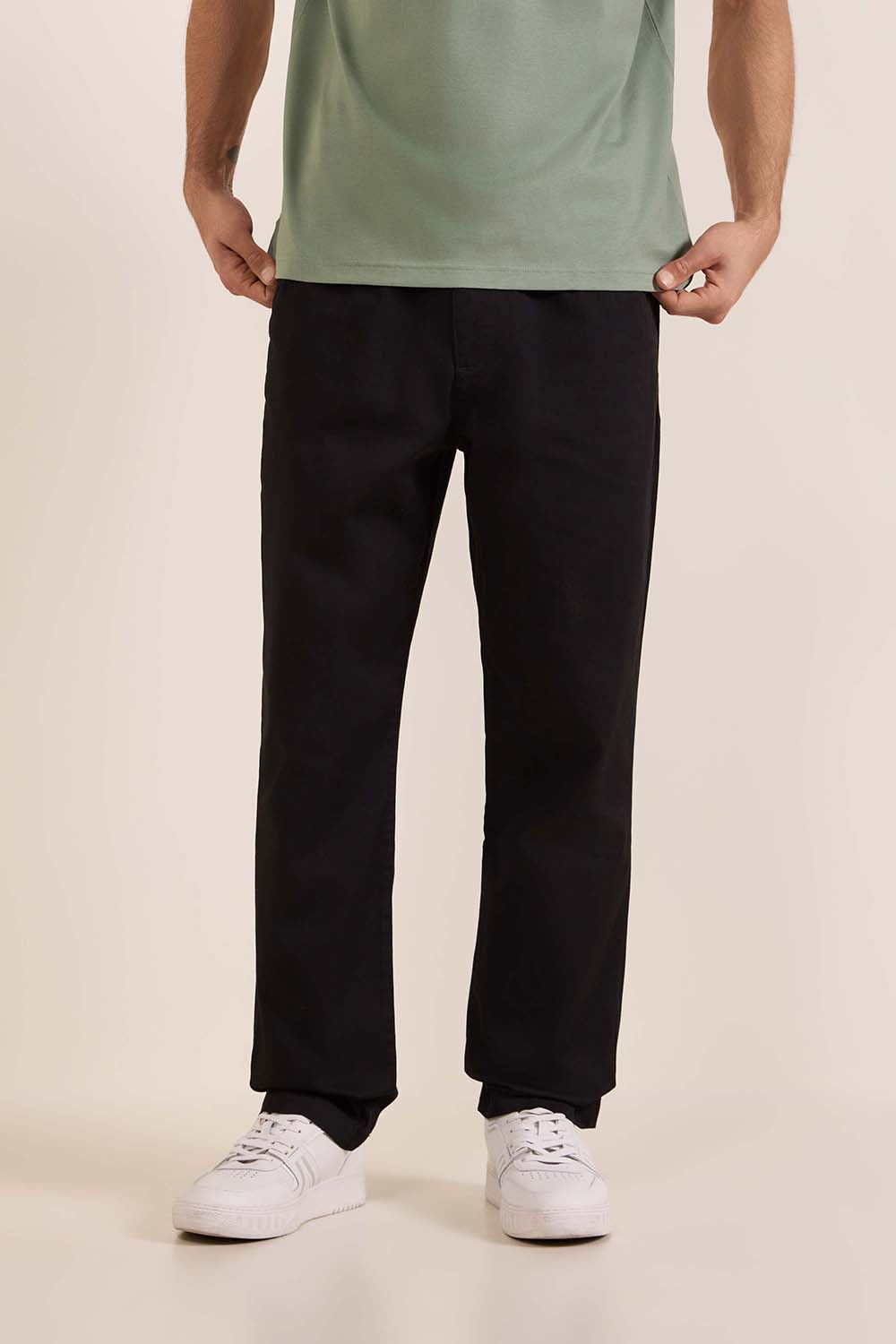 תמונת דוגמן קידמית של מכנסי צ'ינו