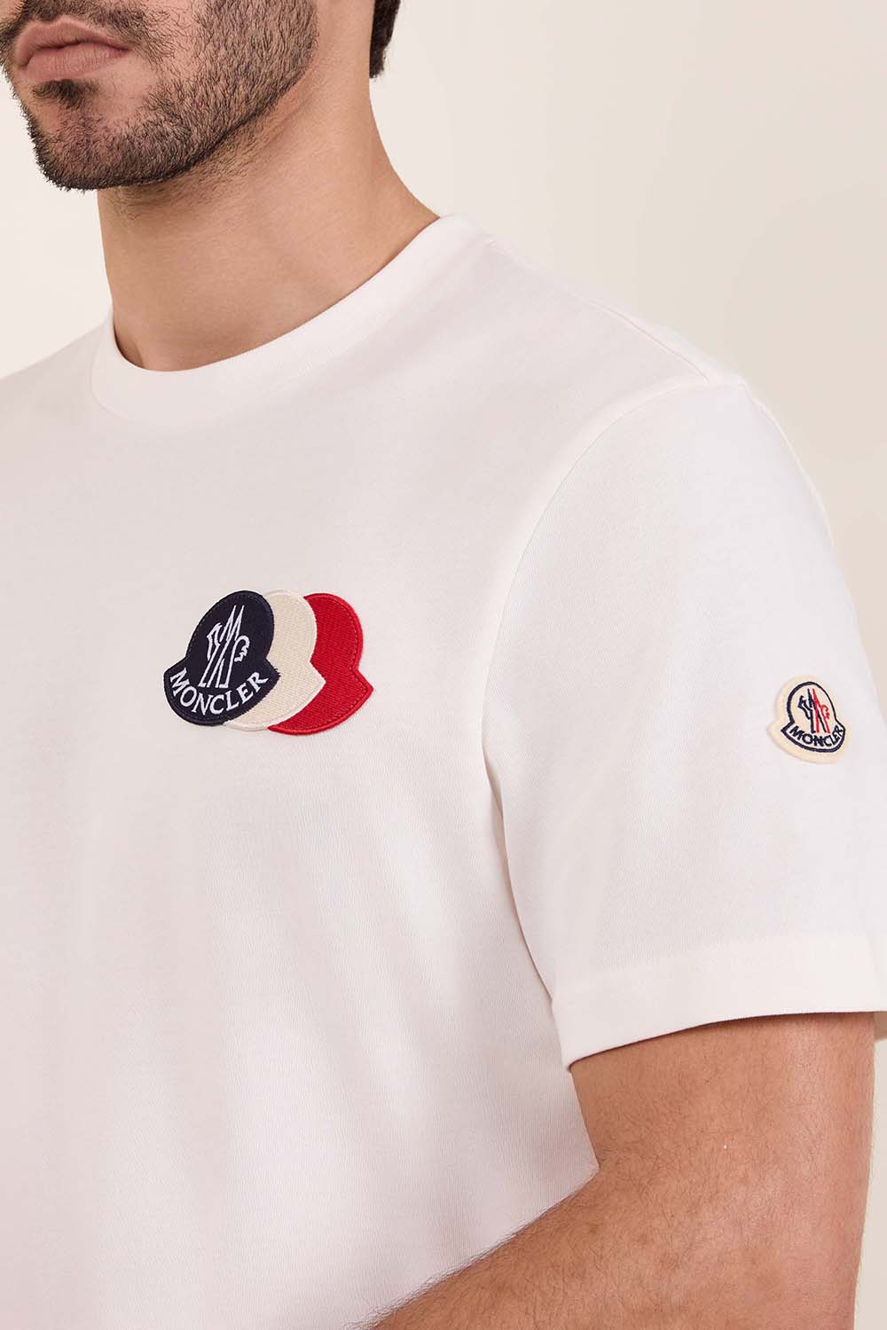 תמונת תקריב דוגמן של חולצת טי