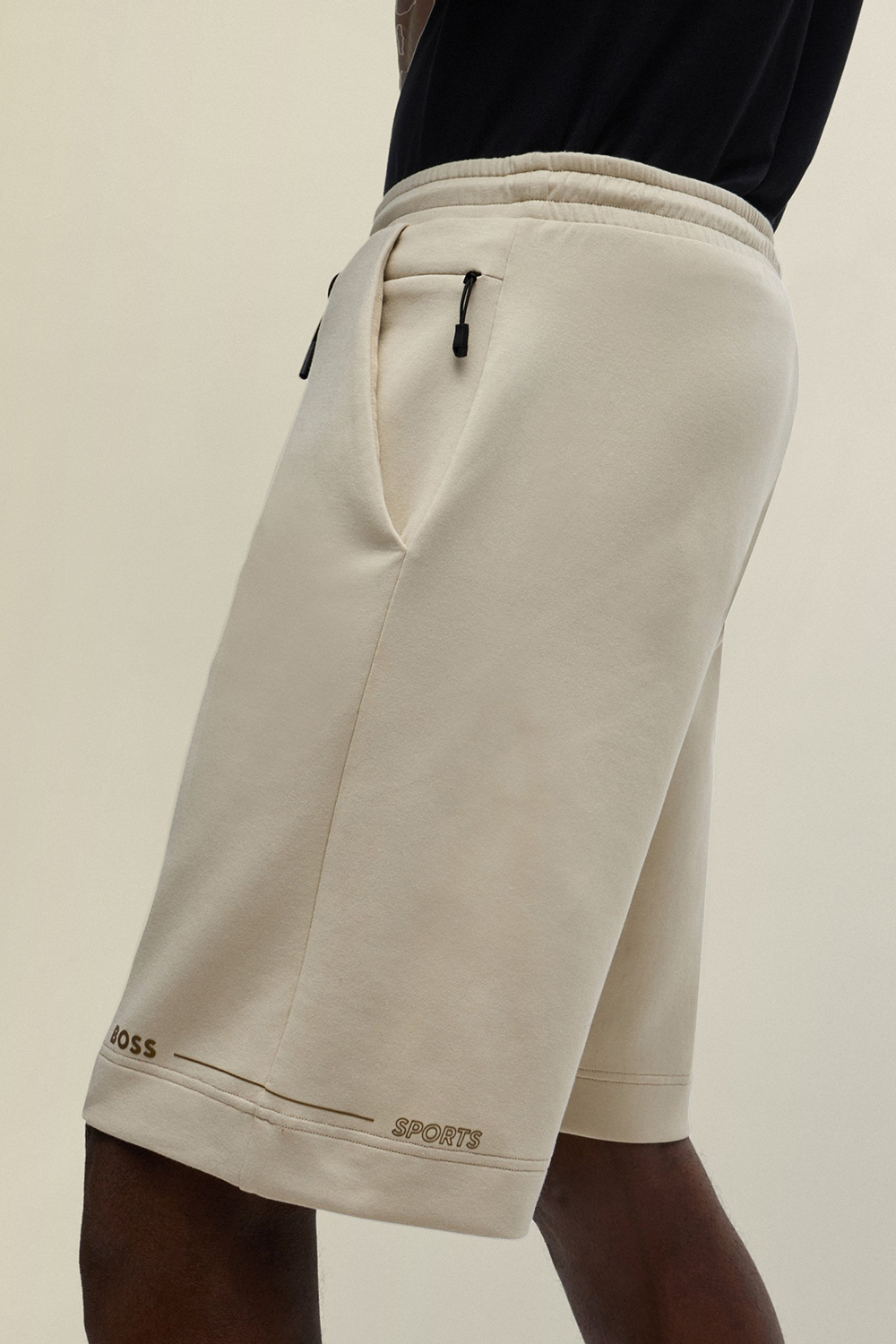 תמונת תקריב דוגמן של מכנסי ברמודה עם הדפס אחורי