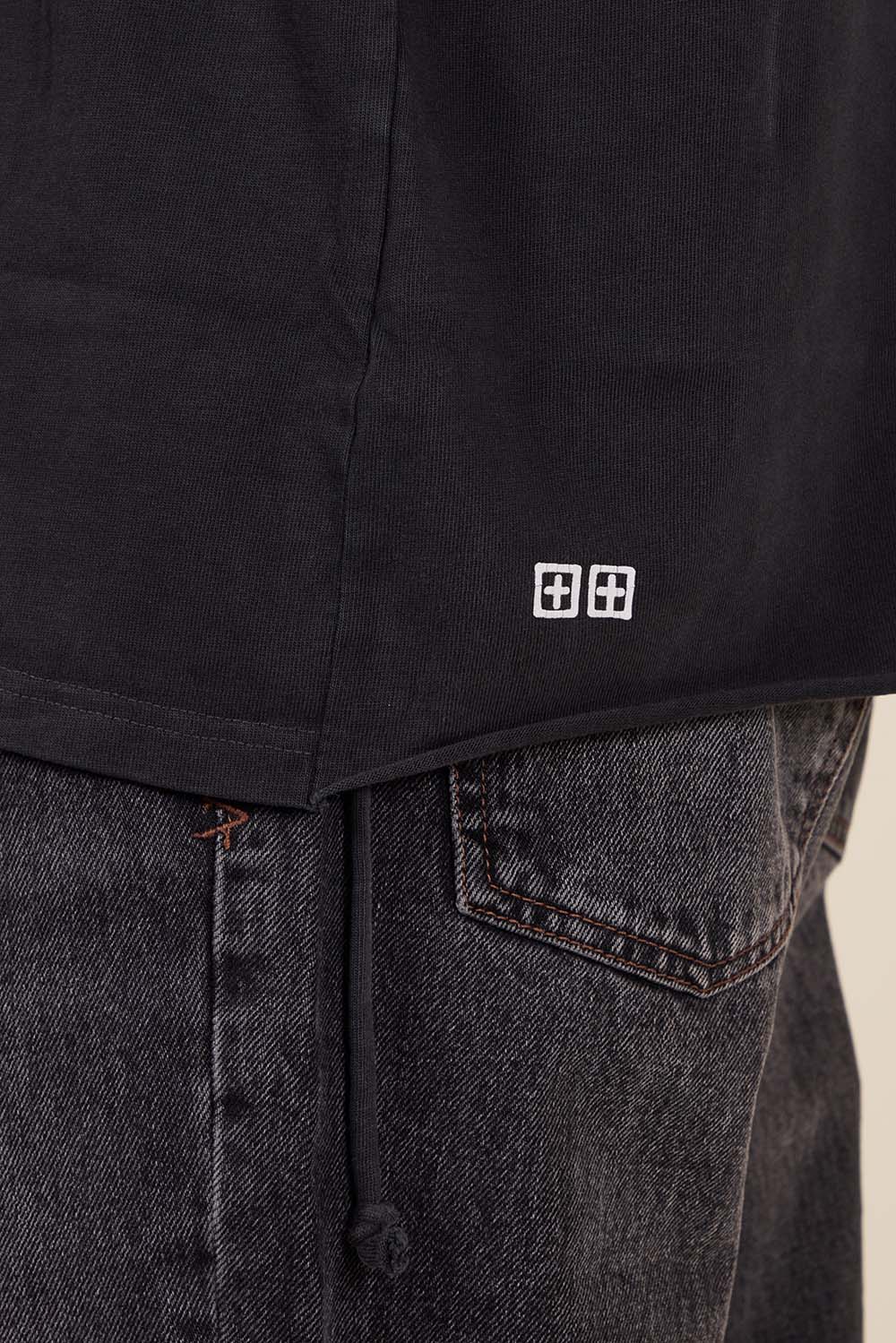 תמונת דוגמן אחורית של חולצת טי אוברסייז