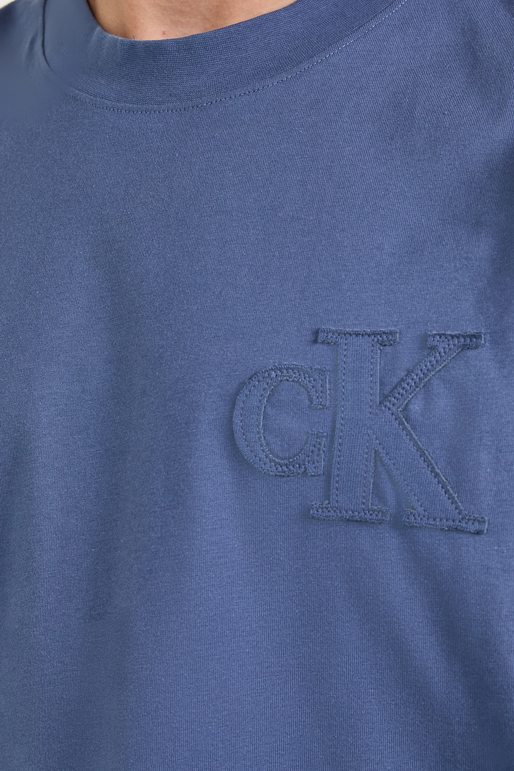 תמונת תקריב דוגמן של חולצת טי