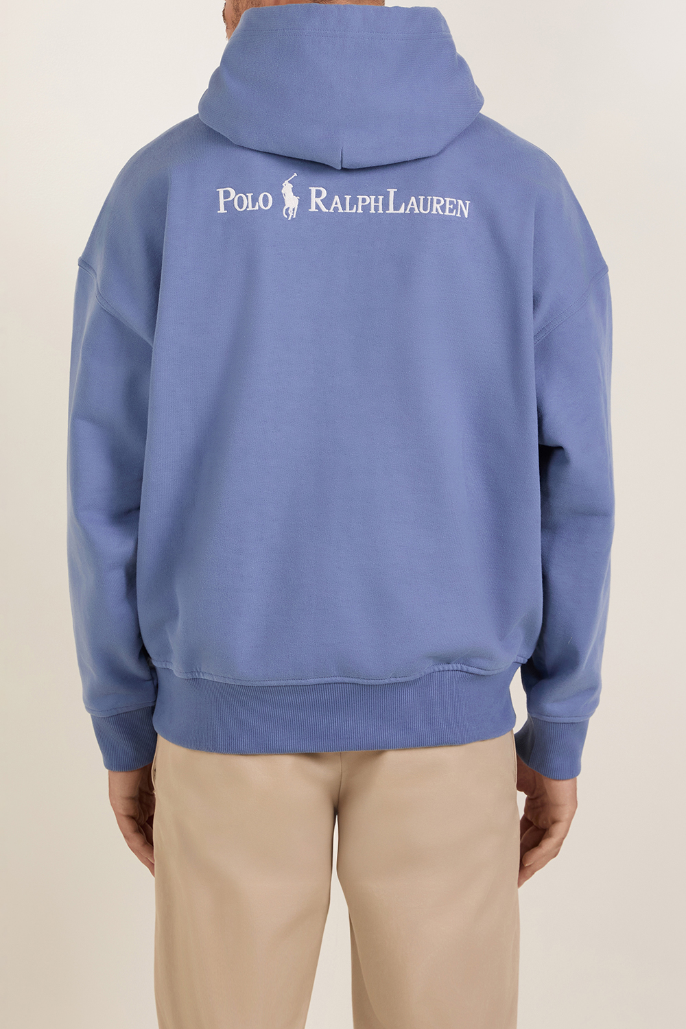 תמונת דוגמן אחורית של סווטישרט קפוצ'ון