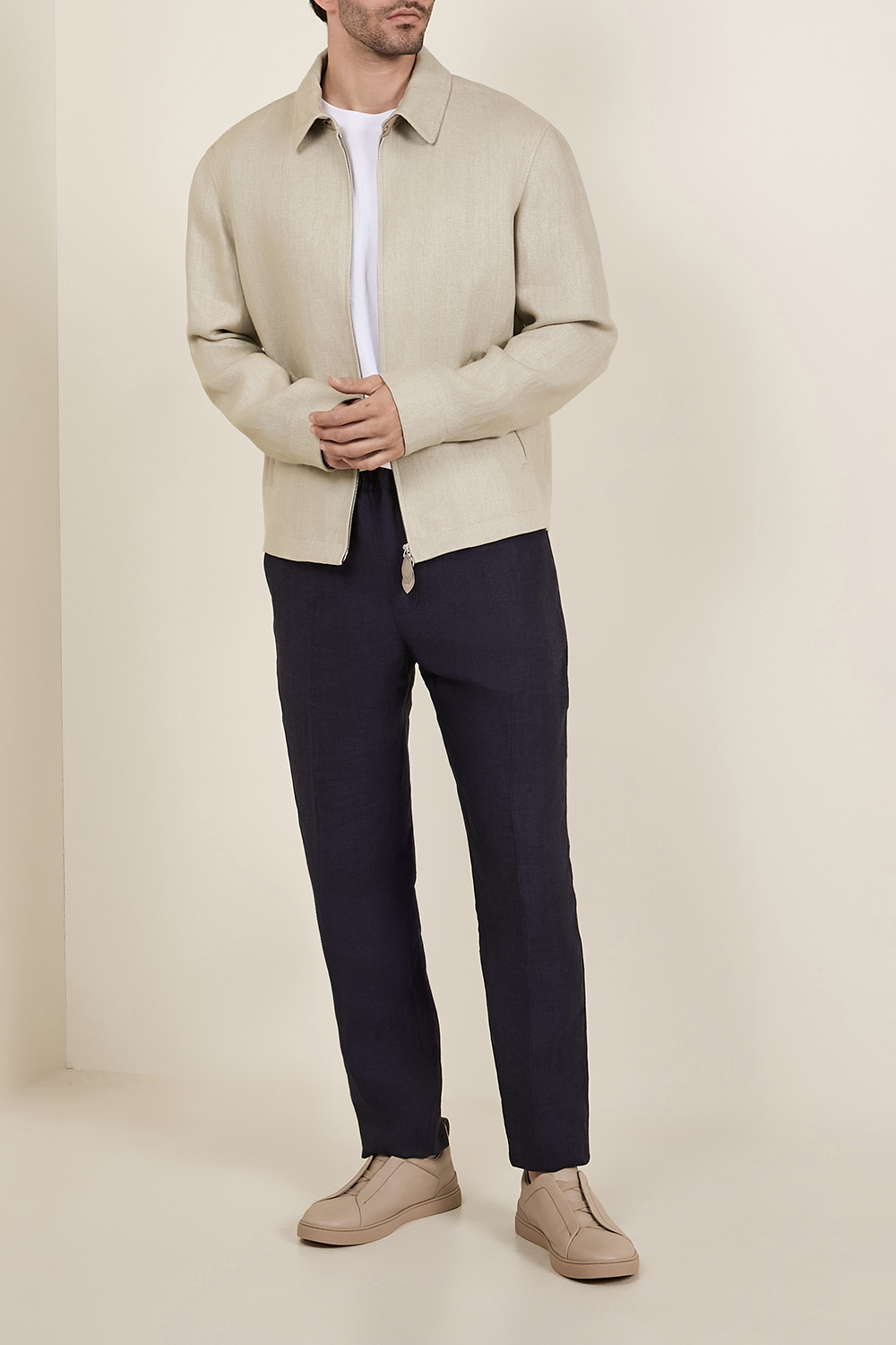 תמונת דוגמן קידמית של נעלי סניקרס