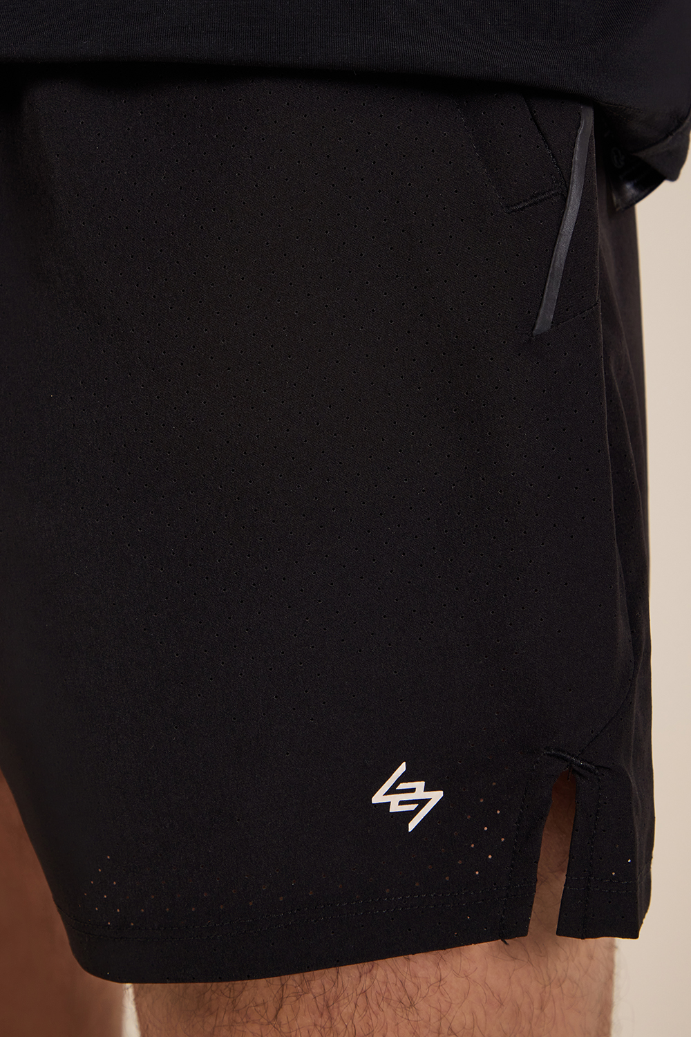 תמונת דוגמן אחורית של מכנסיים קצרים לאימון טרק 247