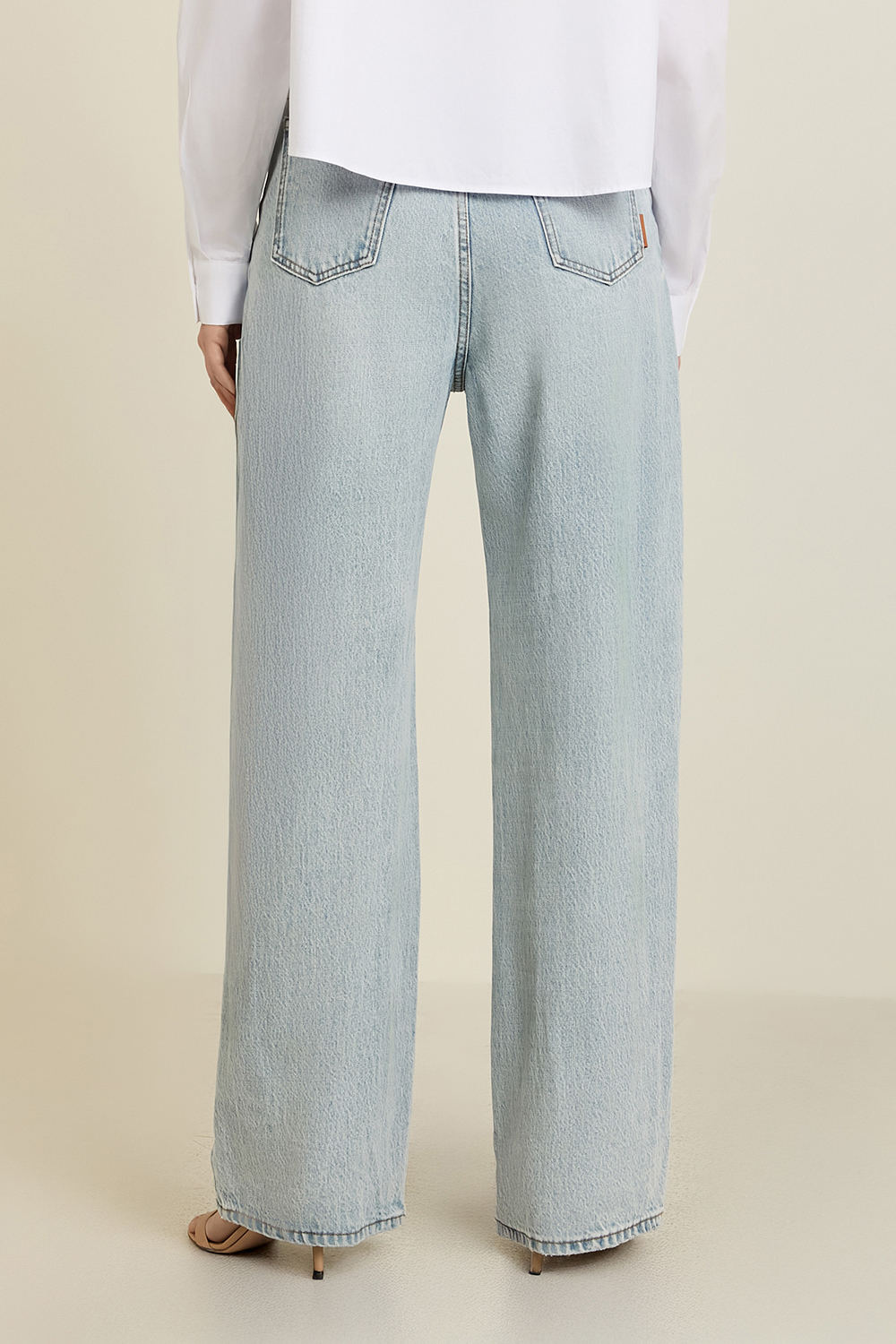 תמונת דוגמן אחורית של מכנסי ג'ינס בגזרה רחבה