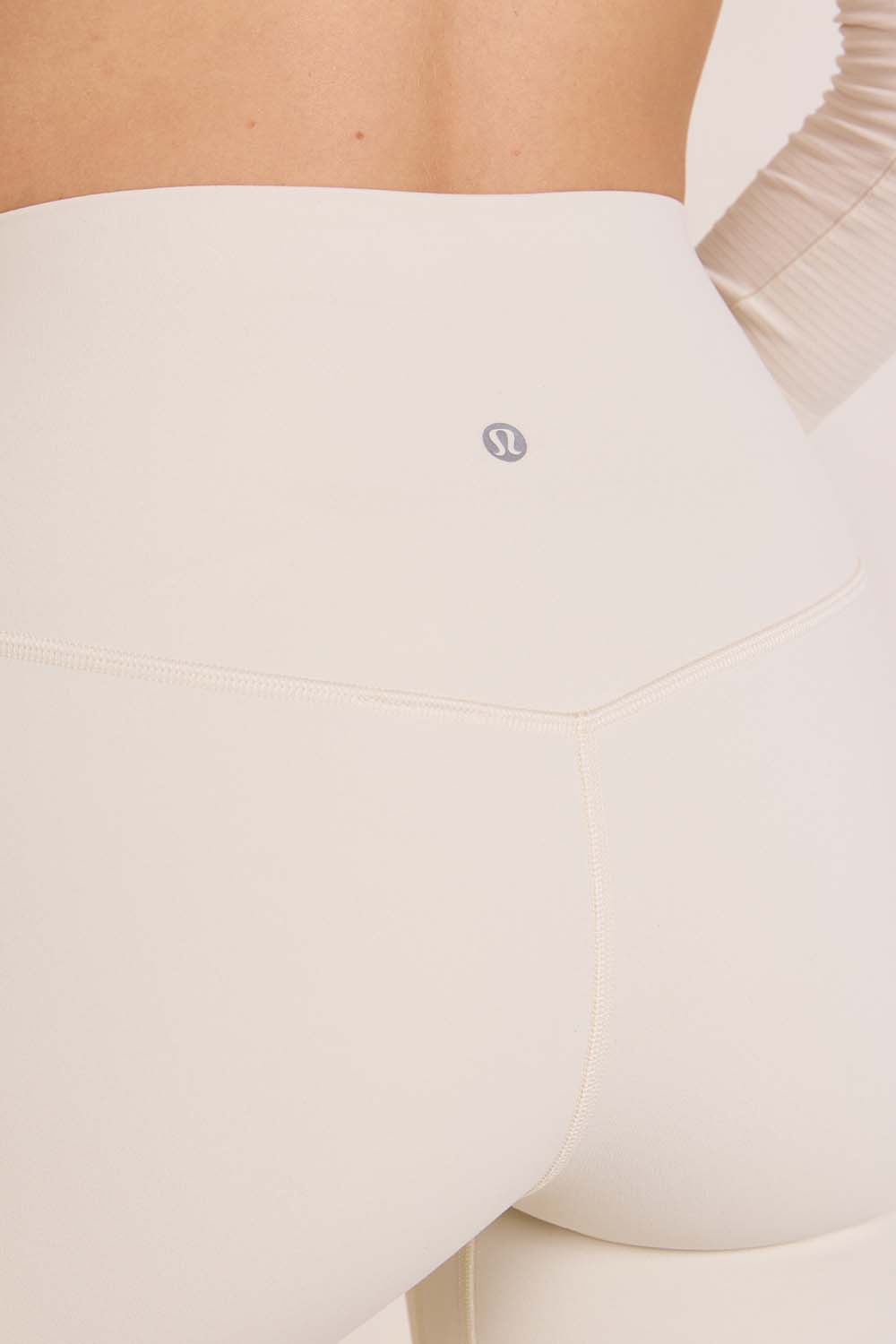 תמונת תקריב דוגמן של Align™ High-Rise Short 6