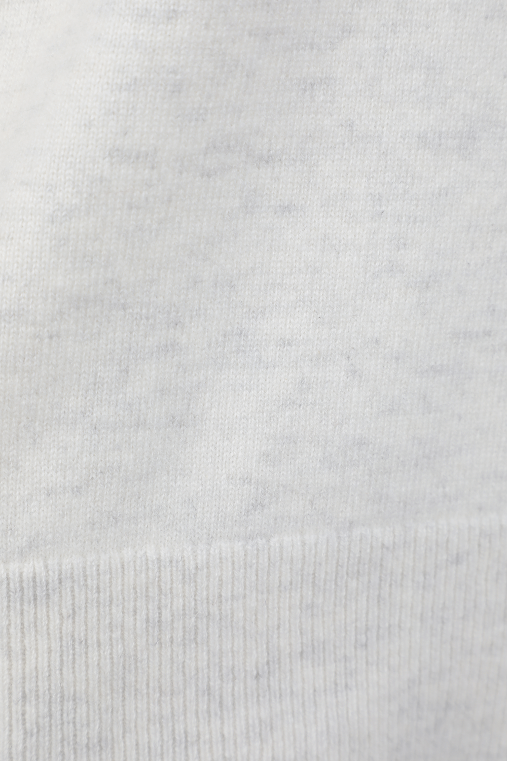 תמונת תקריב של סוודר לבן עם צווארון וי