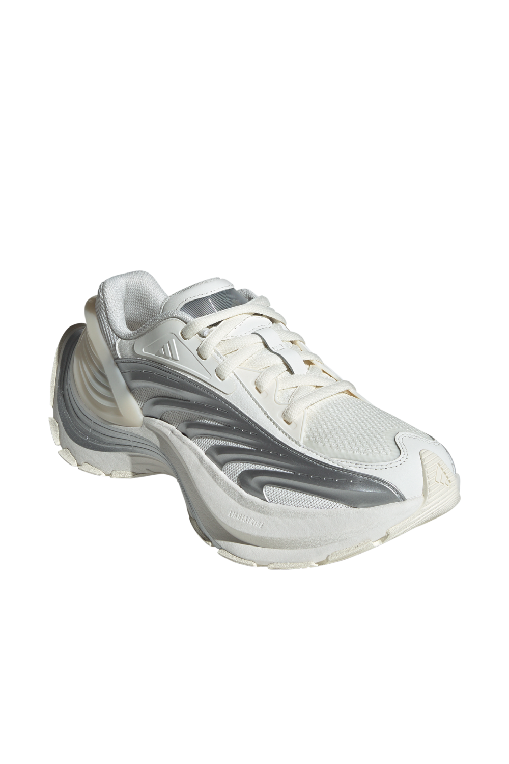 תמונת תקריב של נעלי ריצה XLG