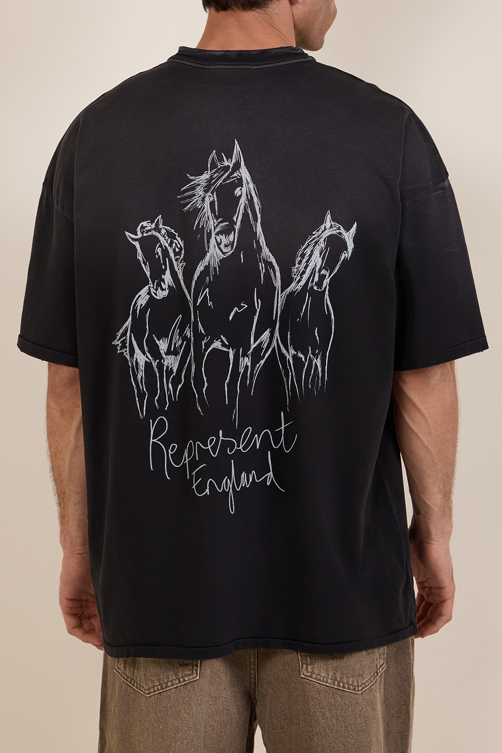 תמונת תקריב דוגמן של חולצת טי מאויירת אוברסייז