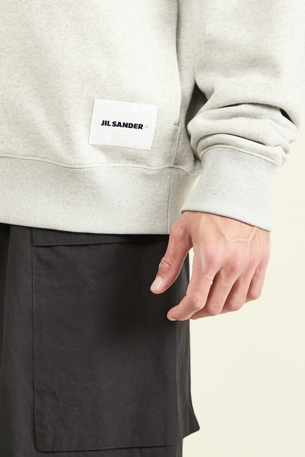 תמונת תקריב דוגמן של סווטשירט קפוצ'ון