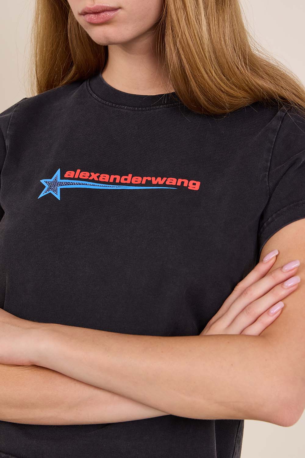 תמונת תקריב דוגמן של חולצת בייבי טי