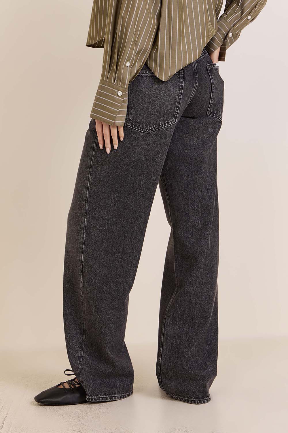 תמונת דוגמן אחורית של מכנסי ג'ינס בגזרה ישרה