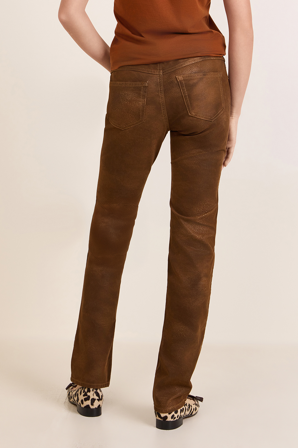 תמונת דוגמן אחורית של מכנסיים במראה עור