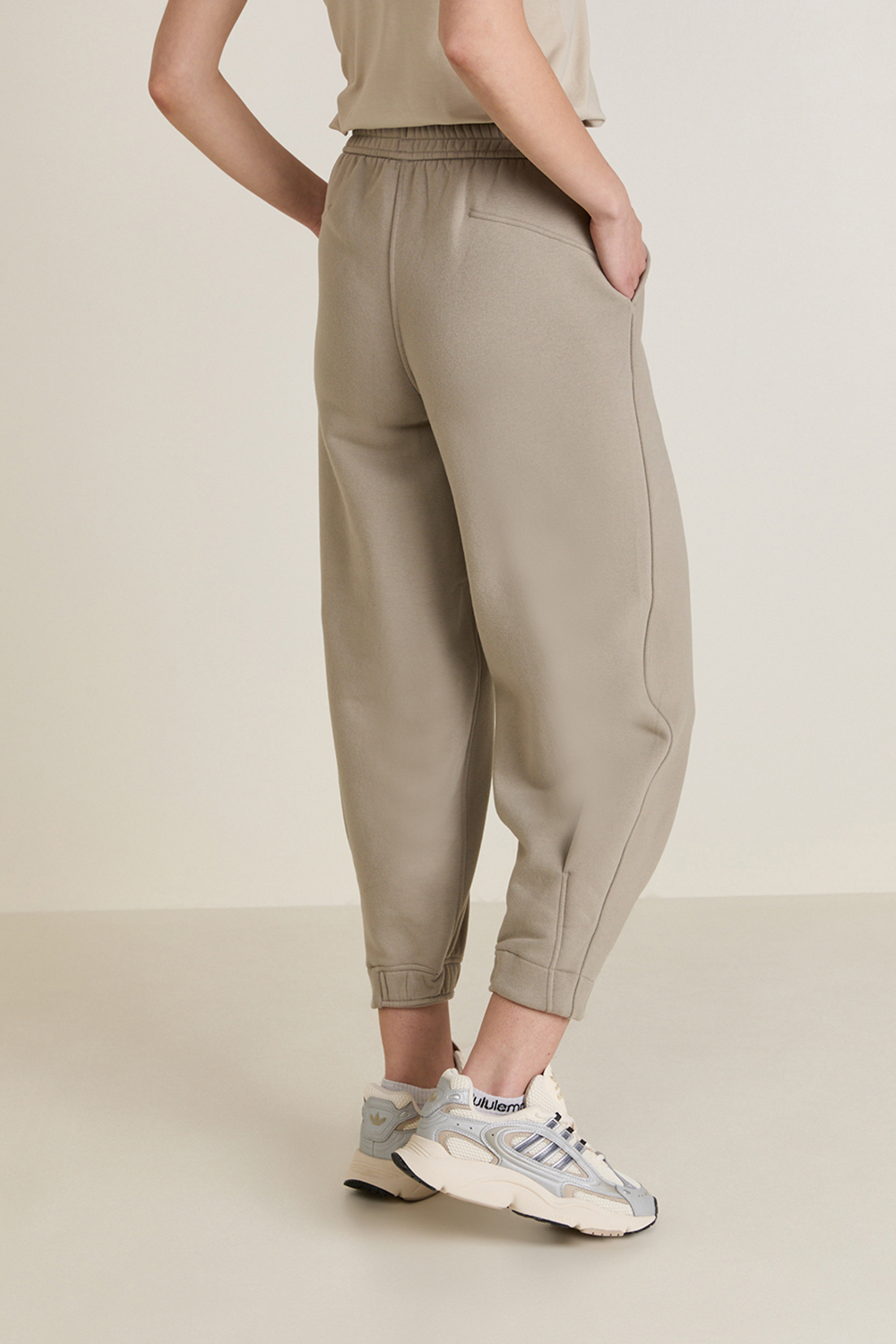 תמונת דוגמן אחורית של Loungeful Oversized Fit HR Cropped Jogger