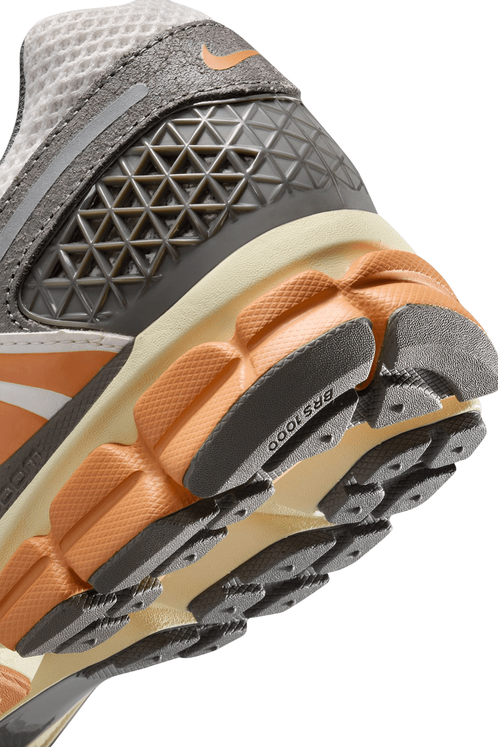 תמונת תקריב של נעלי סניקרס זום וומרו 5