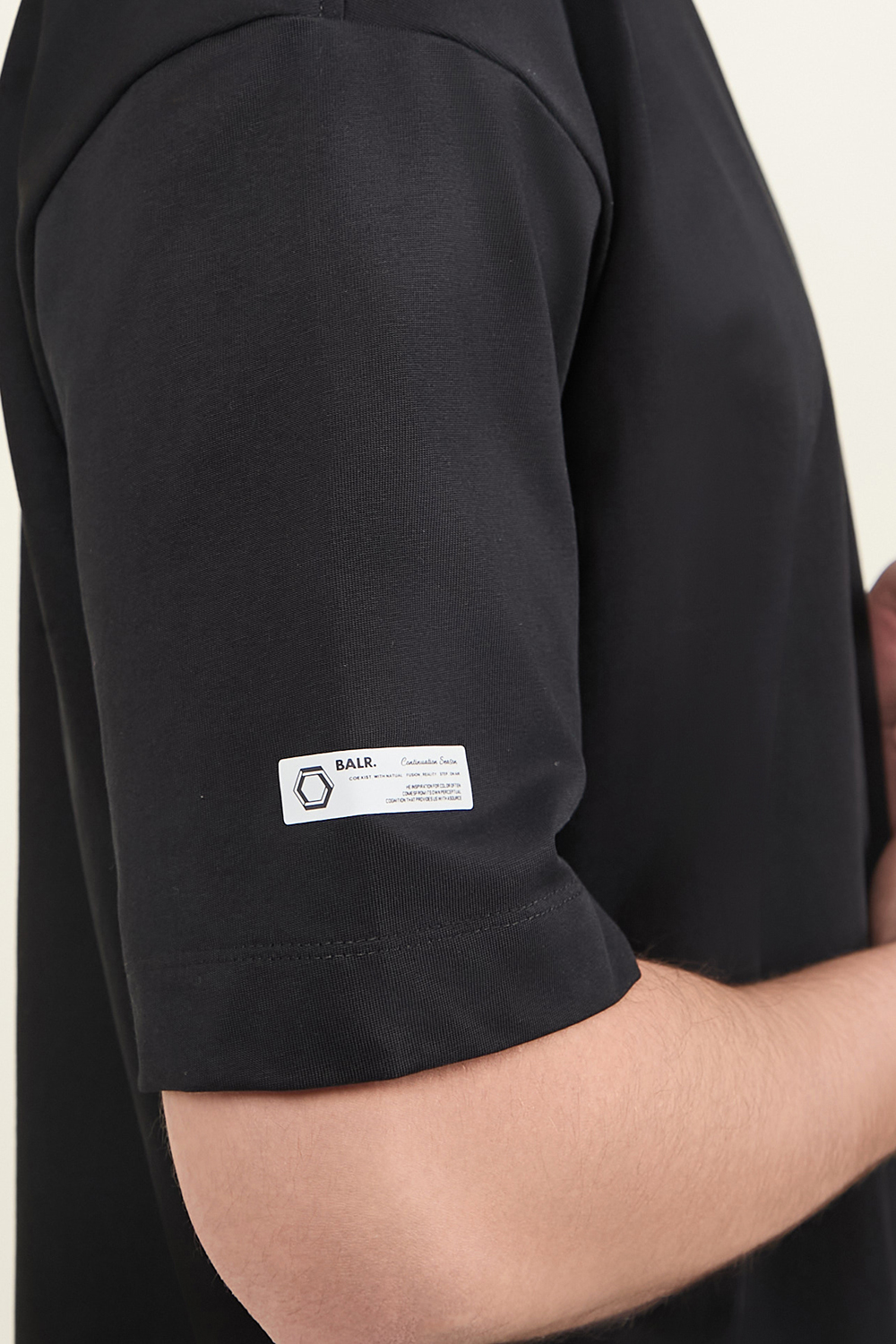 תמונת תקריב דוגמן של חולצת טי אוברסייז