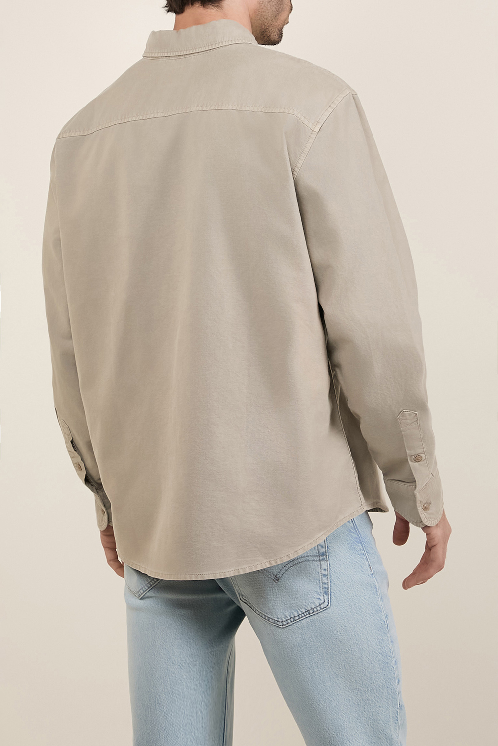 תמונת דוגמן אחורית של חולצה מכופתרת