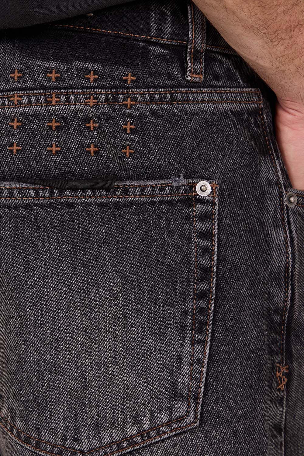 תמונת תקריב דוגמן של מכנסי ג'ינס ישרים