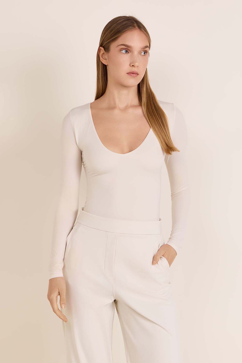 תמונת דוגמן קידמית של Nulu V-Neck Long Sleeve