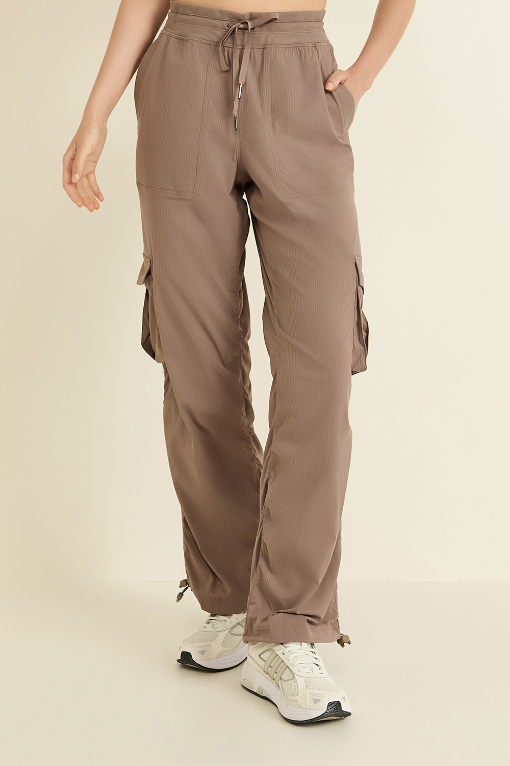 תמונת דוגמן קידמית של Dance Studio Relaxed Fit MR Cargo Pants