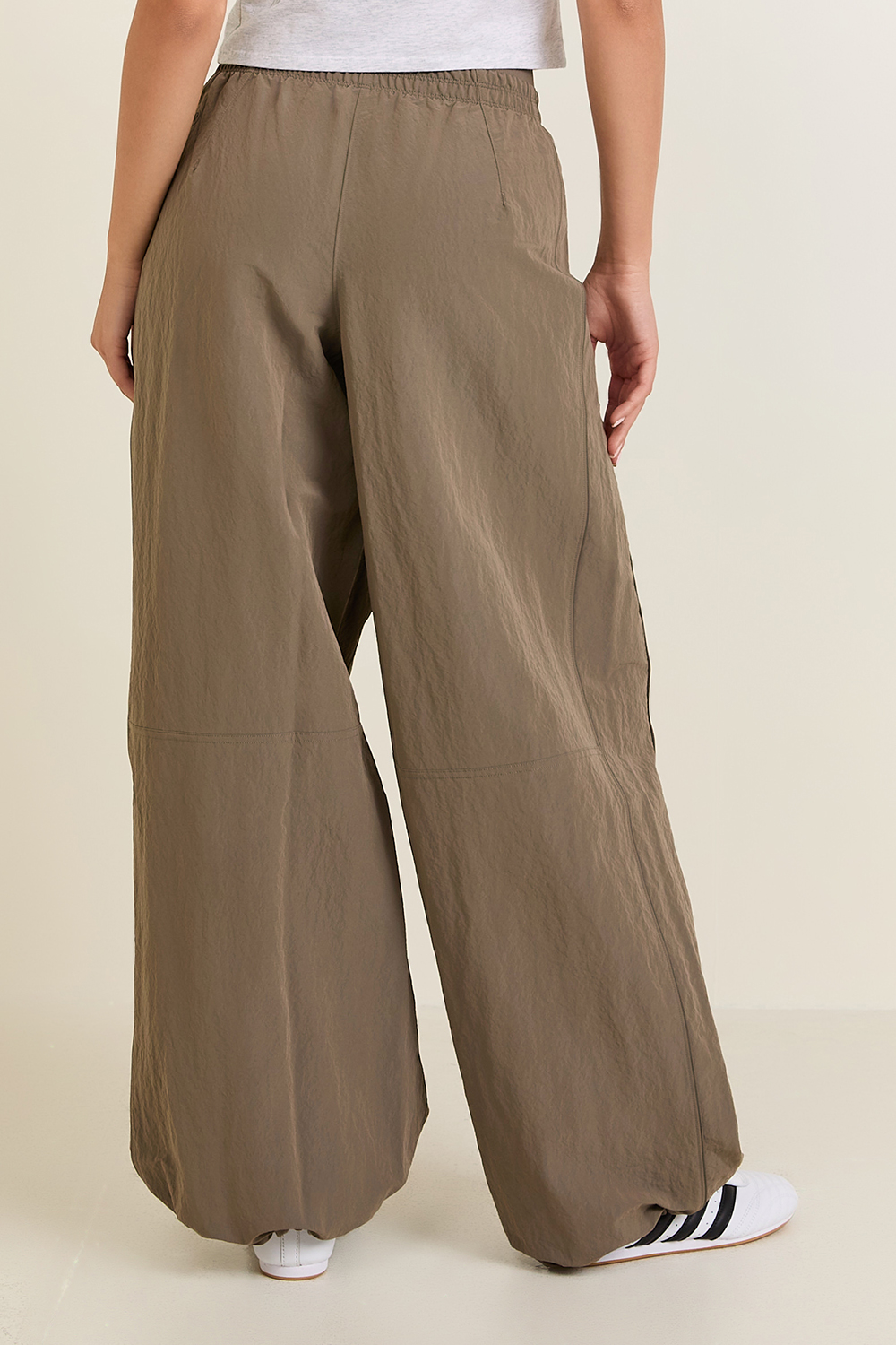 תמונת דוגמן אחורית של Crinkle nylon relaxed parachute pant