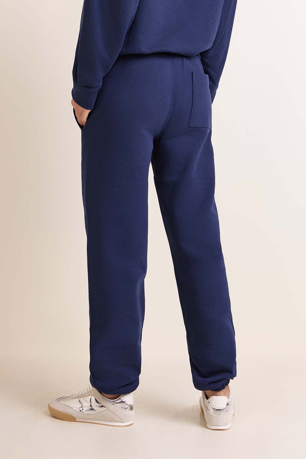 תמונת דוגמן אחורית של מכנסי ג'וג