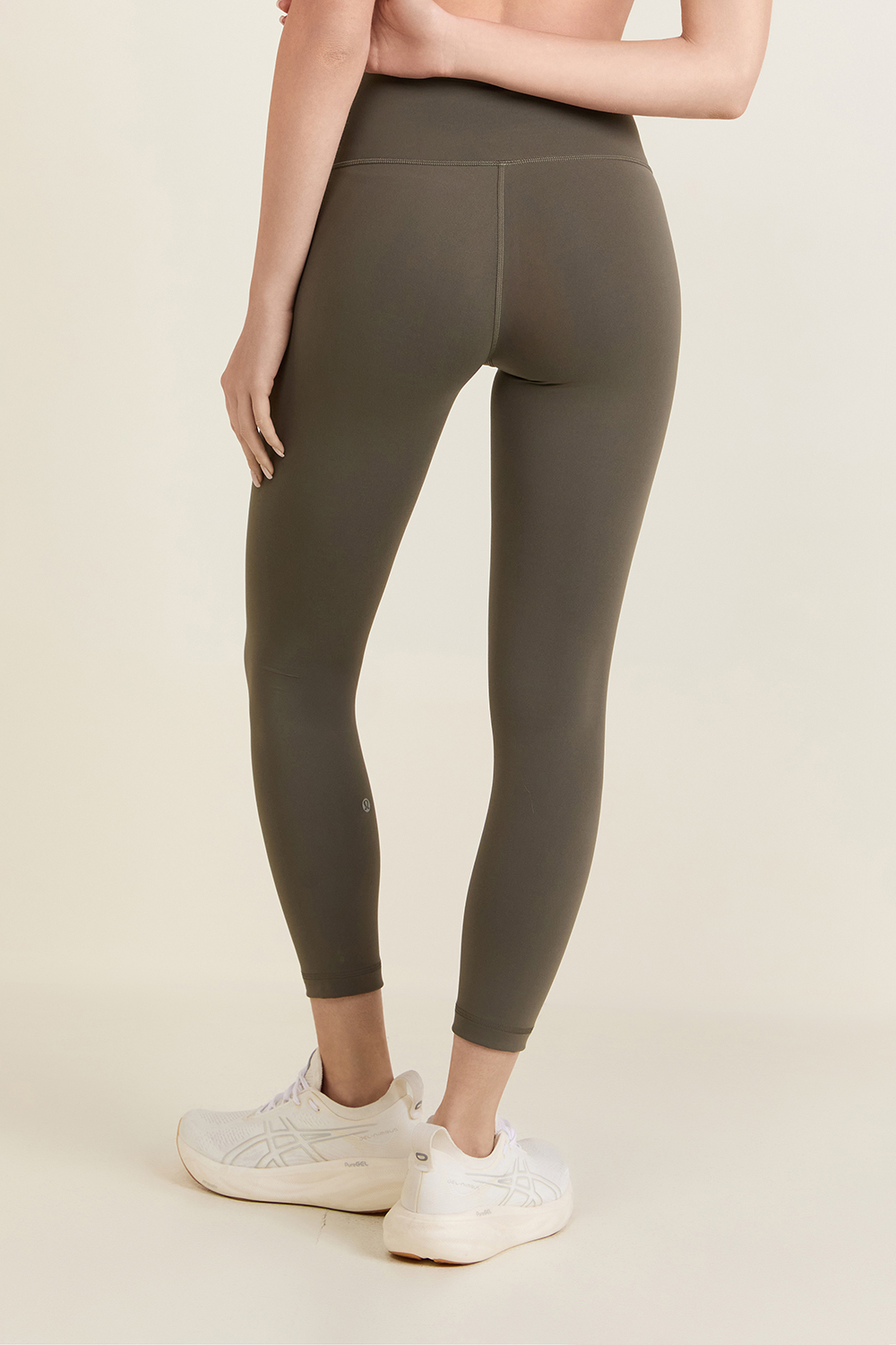 תמונת דוגמן אחורית של Wunder Train Hr Crop 23